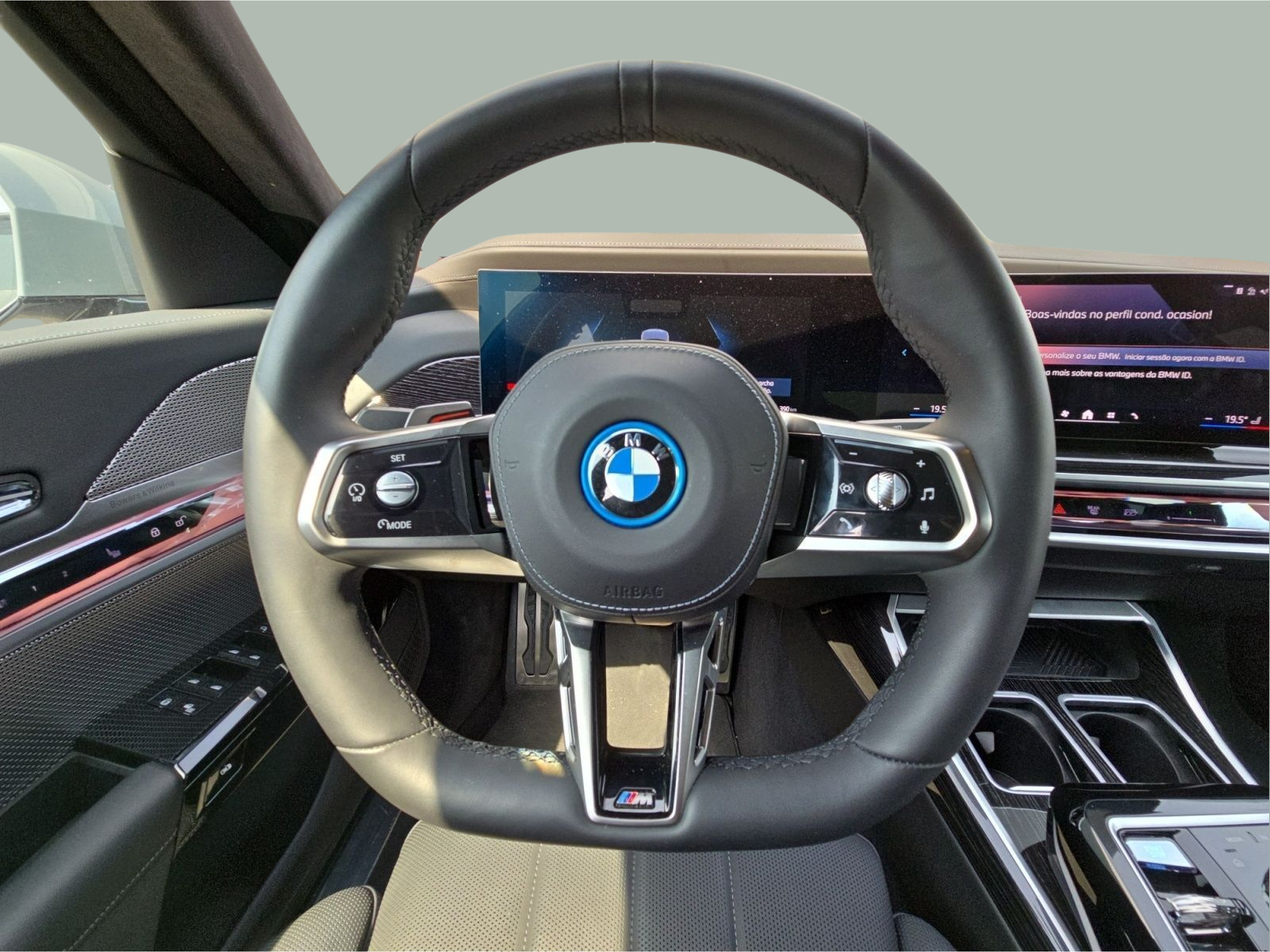 BMW I7 xDrive60 color Gris. Año 2025. 400KW(544CV). Elétrico. En concesionario MCoutinho Bomcar Coimbra de Coimbra