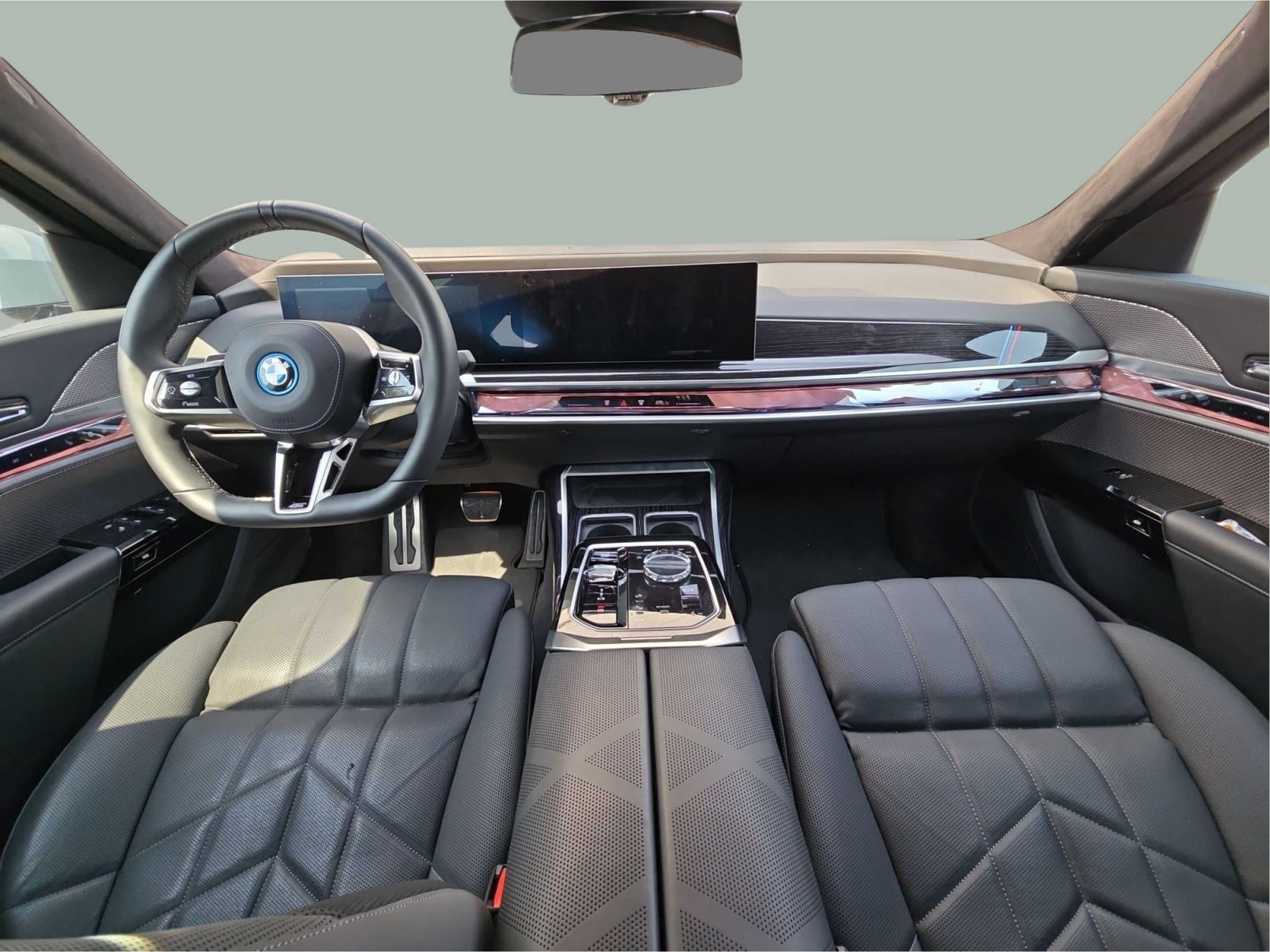 BMW I7 xDrive60 color Gris. Año 2025. 400KW(544CV). Elétrico. En concesionario MCoutinho Bomcar Coimbra de Coimbra