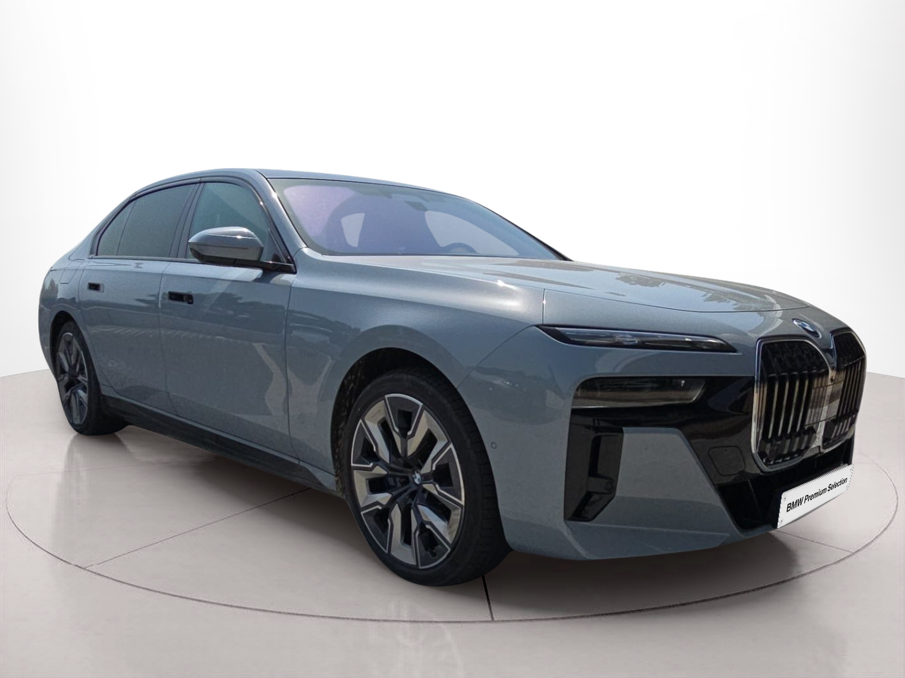 BMW I7 xDrive60 color Gris. Año 2025. 400KW(544CV). Elétrico. En concesionario MCoutinho Bomcar Coimbra de Coimbra