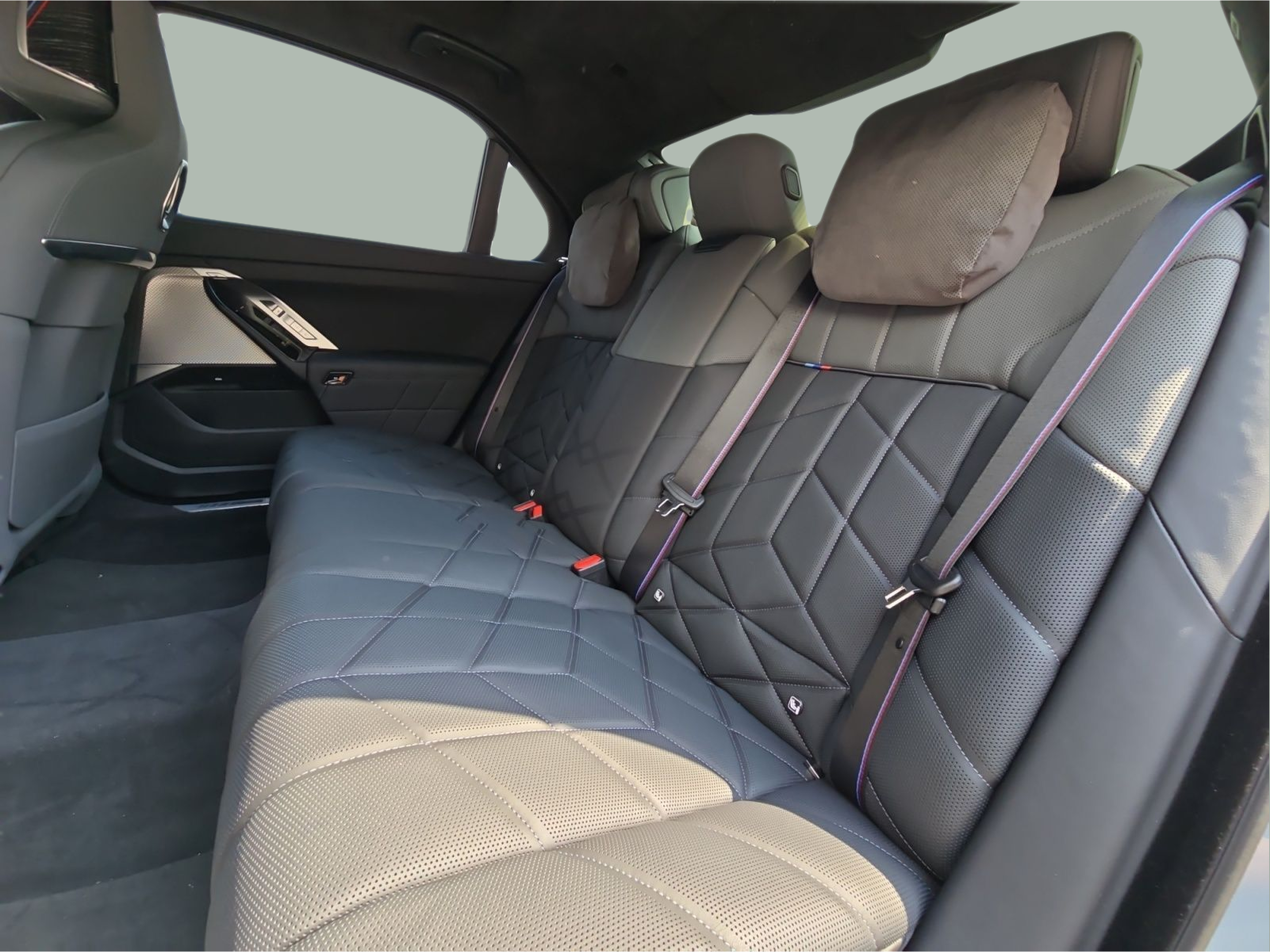 BMW I7 xDrive60 color Gris. Año 2025. 400KW(544CV). Elétrico. En concesionario MCoutinho Bomcar Coimbra de Coimbra