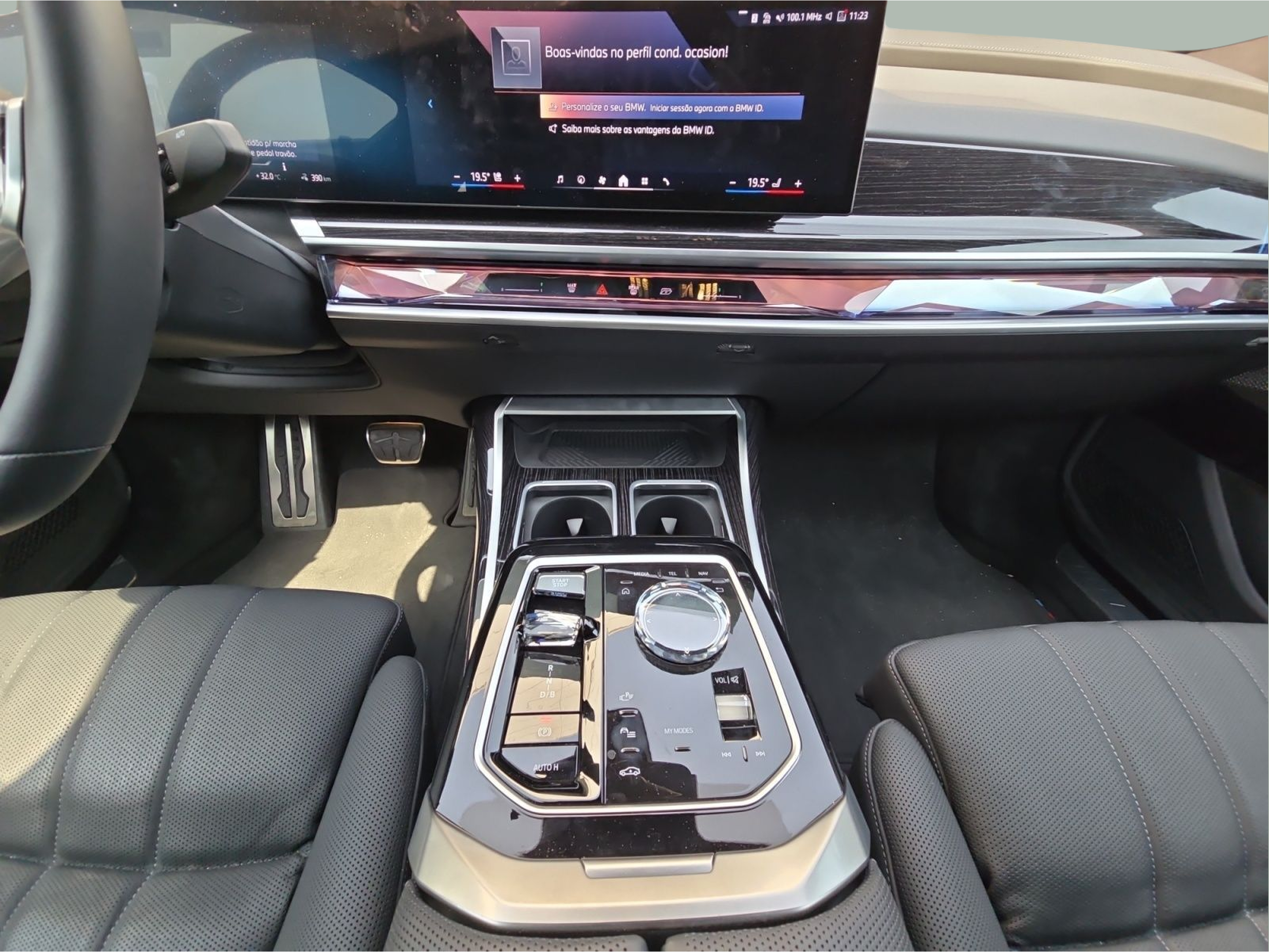 BMW I7 xDrive60 color Gris. Año 2025. 400KW(544CV). Elétrico. En concesionario MCoutinho Bomcar Coimbra de Coimbra