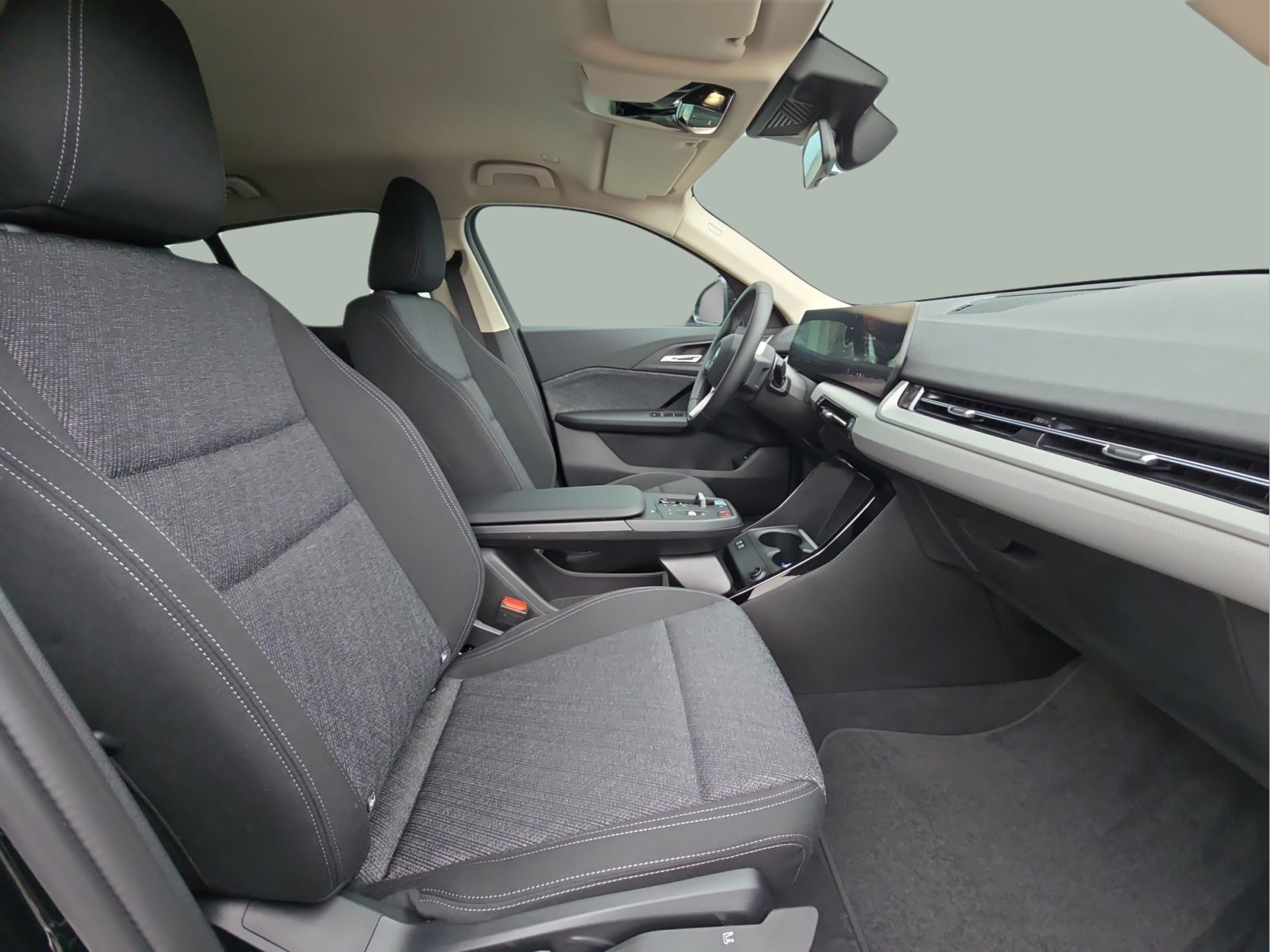 BMW iX2 eDrive20 color Negro. Año 2026. 150KW(204CV). Elétrico. En concesionario MCoutinho Bomcar Leiria de Leiria