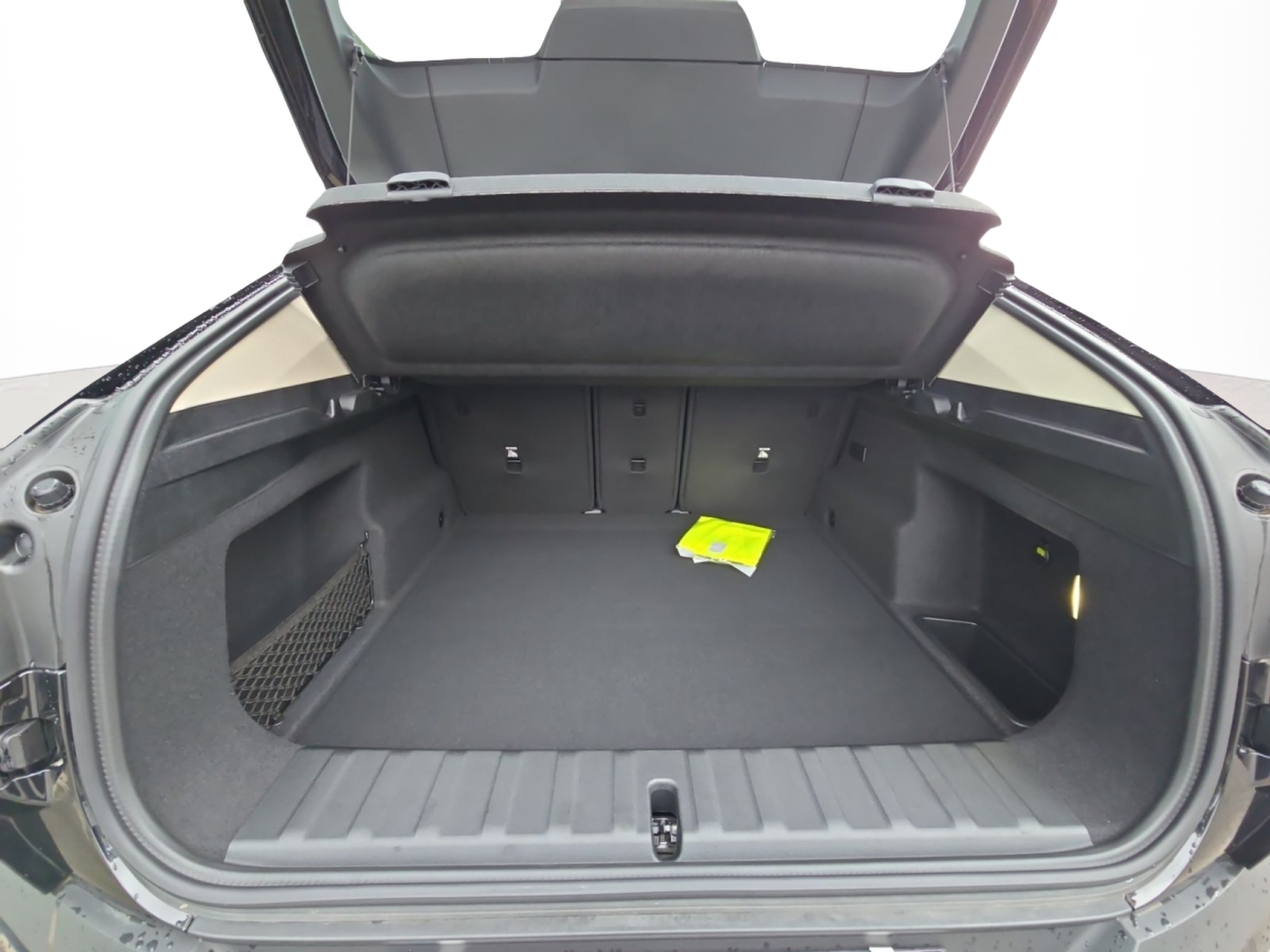 BMW iX2 eDrive20 color Negro. Año 2026. 150KW(204CV). Elétrico. En concesionario MCoutinho Bomcar Leiria de Leiria