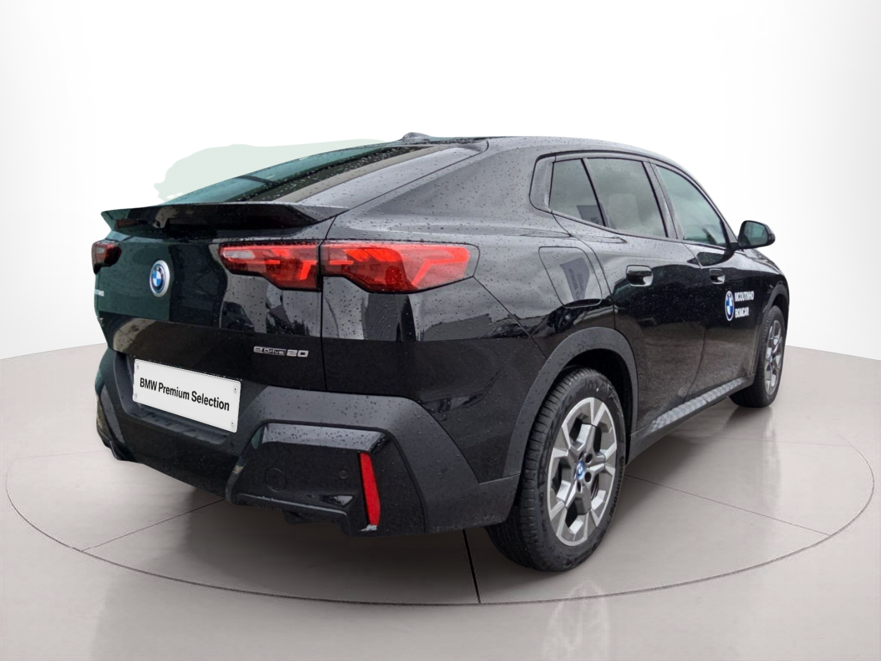 BMW iX2 eDrive20 color Negro. Año 2026. 150KW(204CV). Elétrico. En concesionario MCoutinho Bomcar Leiria de Leiria