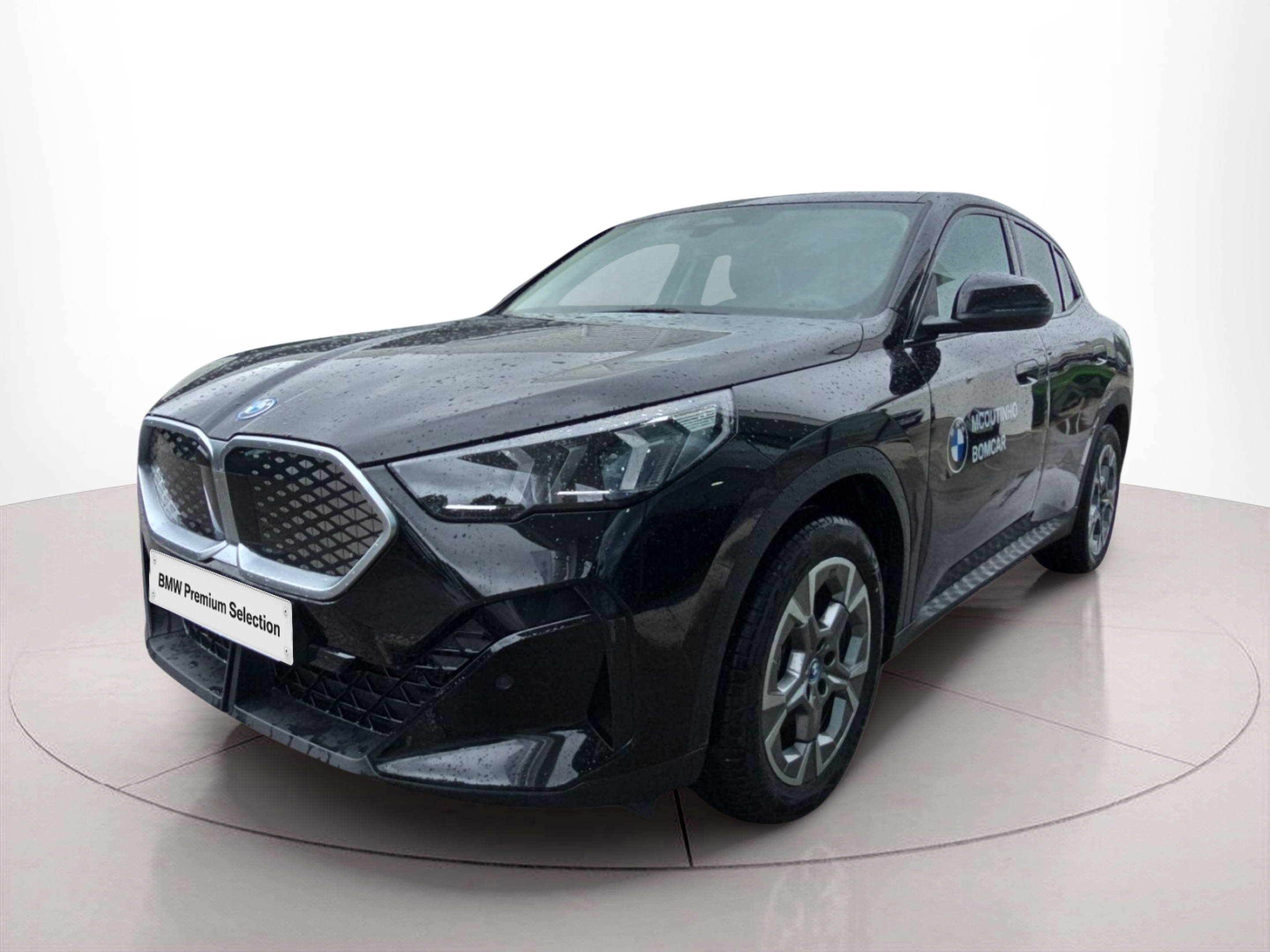 Fotos de BMW iX2 eDrive20 color Negro. Año 2026. 150KW(204CV). Elétrico. En concesionario MCoutinho Bomcar Leiria de Leiria