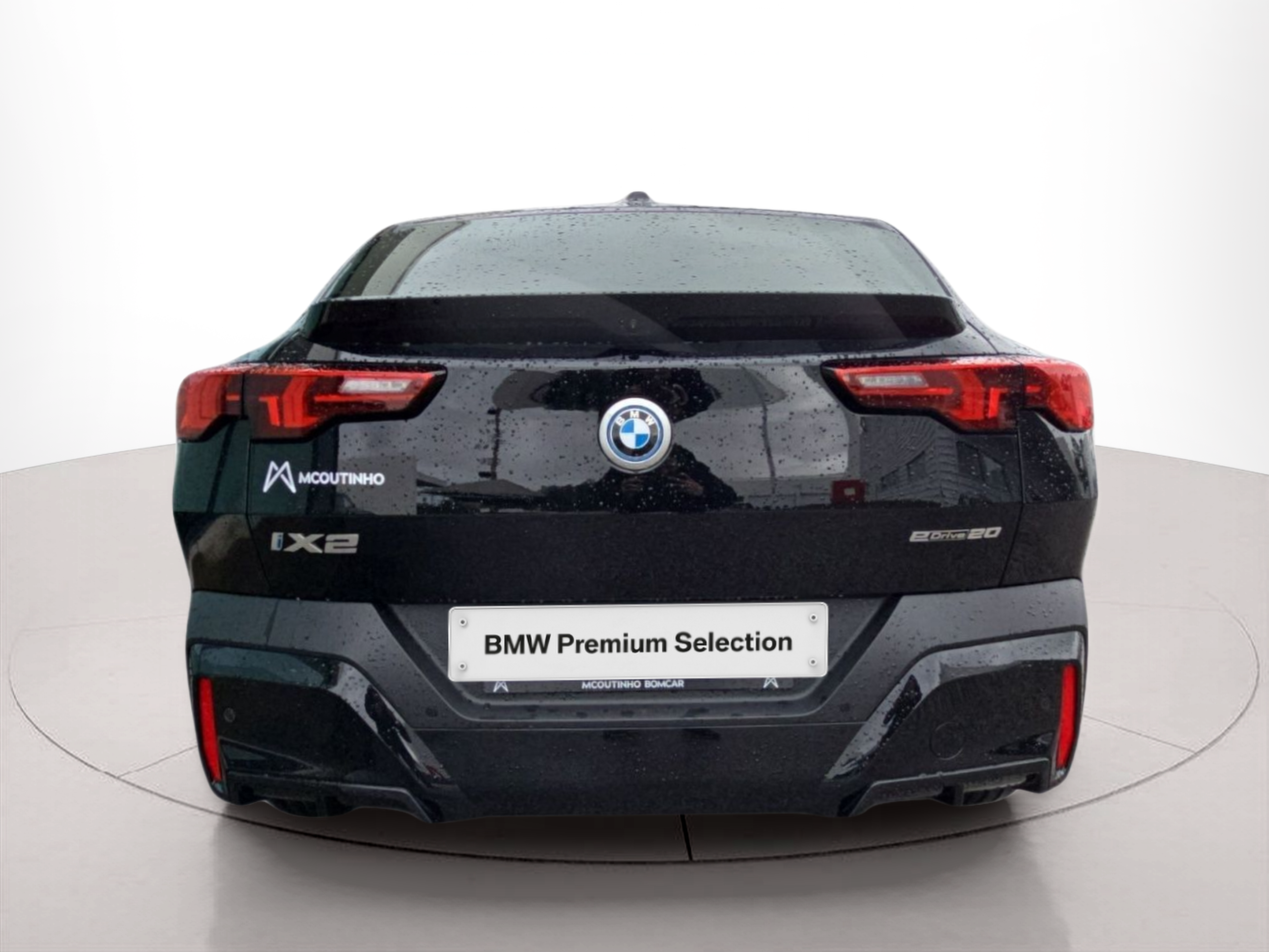 BMW iX2 eDrive20 color Negro. Año 2026. 150KW(204CV). Elétrico. En concesionario MCoutinho Bomcar Leiria de Leiria