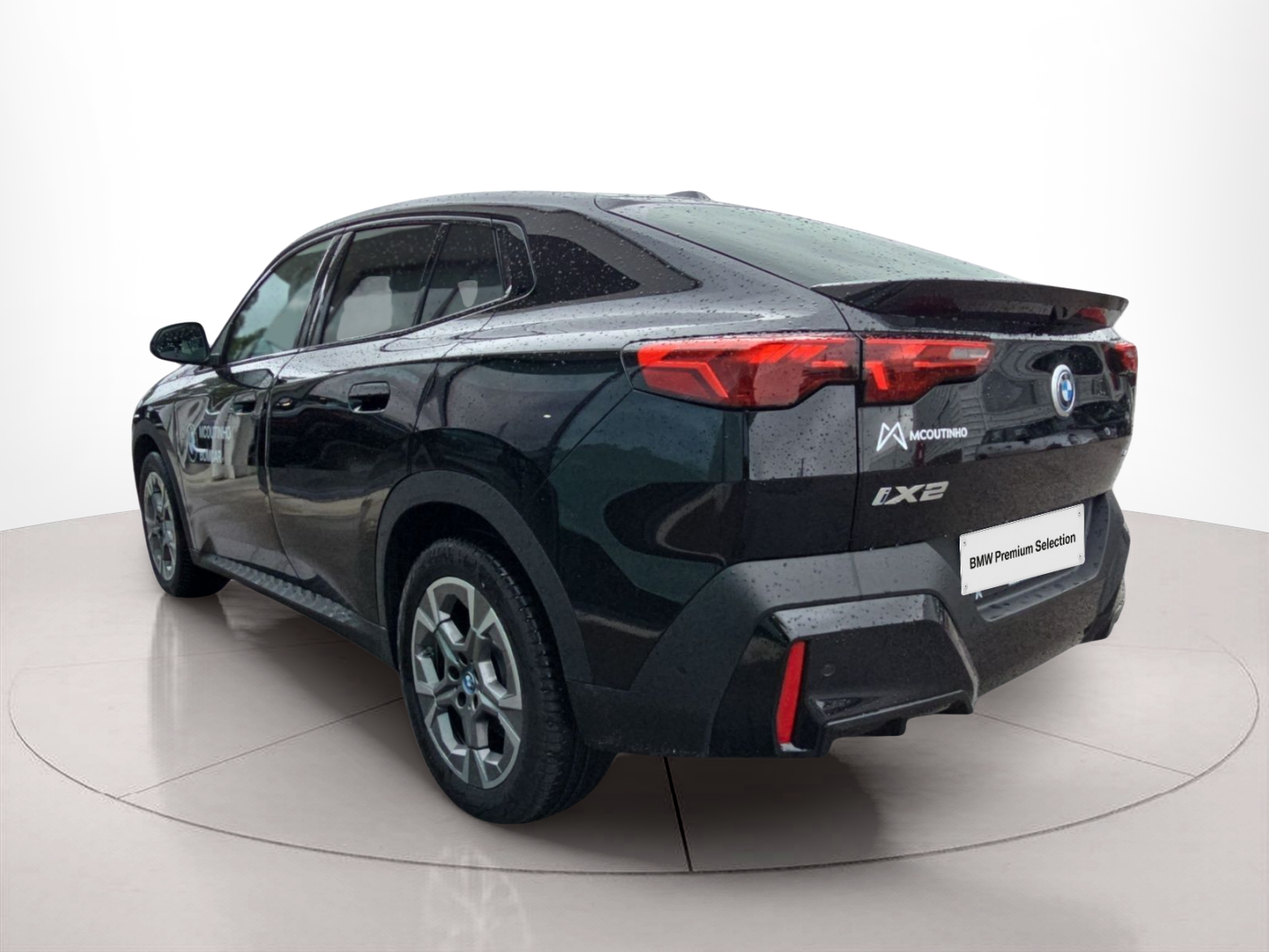 BMW iX2 eDrive20 color Negro. Año 2026. 150KW(204CV). Elétrico. En concesionario MCoutinho Bomcar Leiria de Leiria