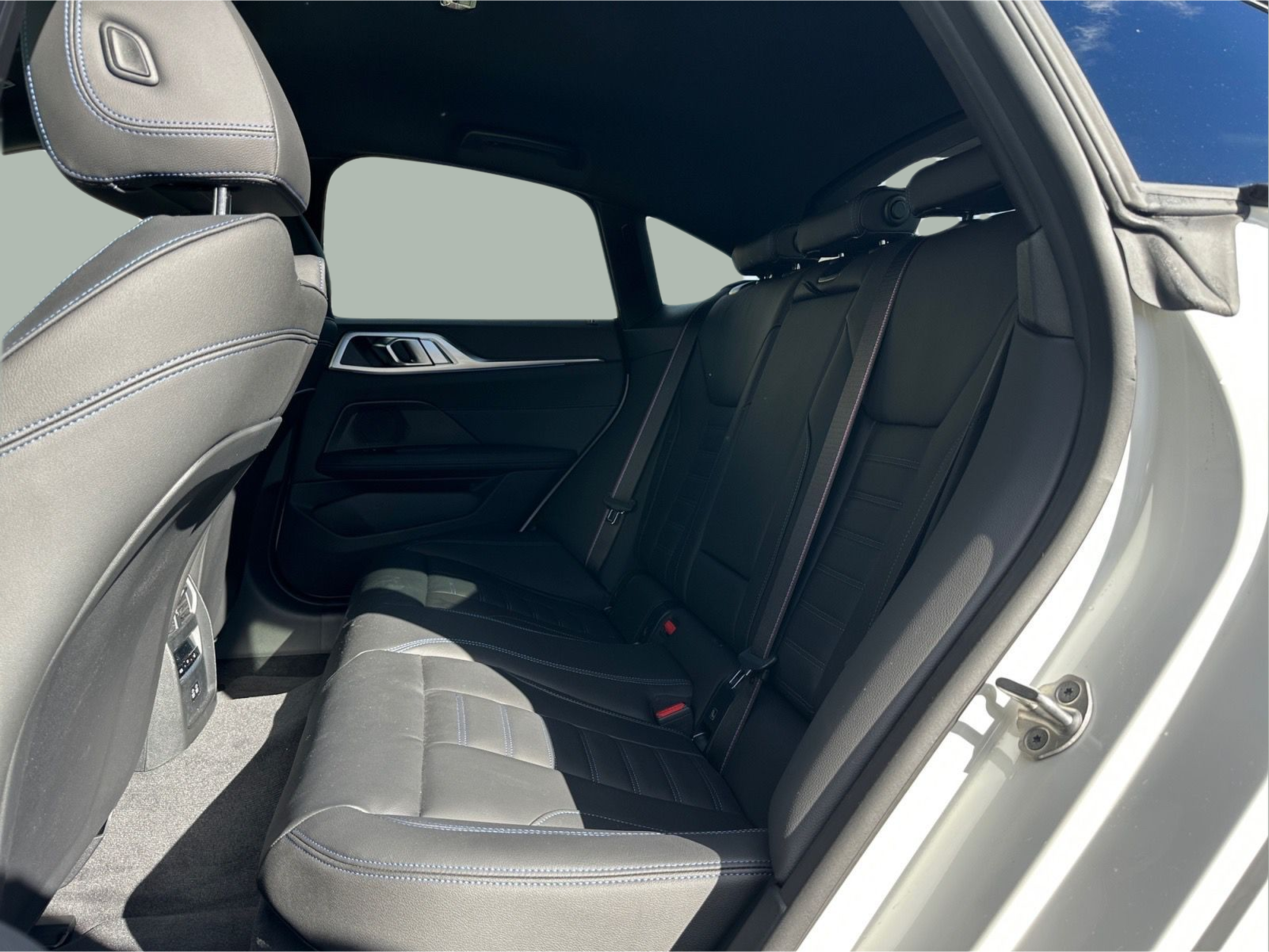 BMW i4 i4 eDrive40 color Blanco. Año 2025. 250KW(340CV). Elétrico. En concesionario MCoutinho - Vila Real de Vila Real