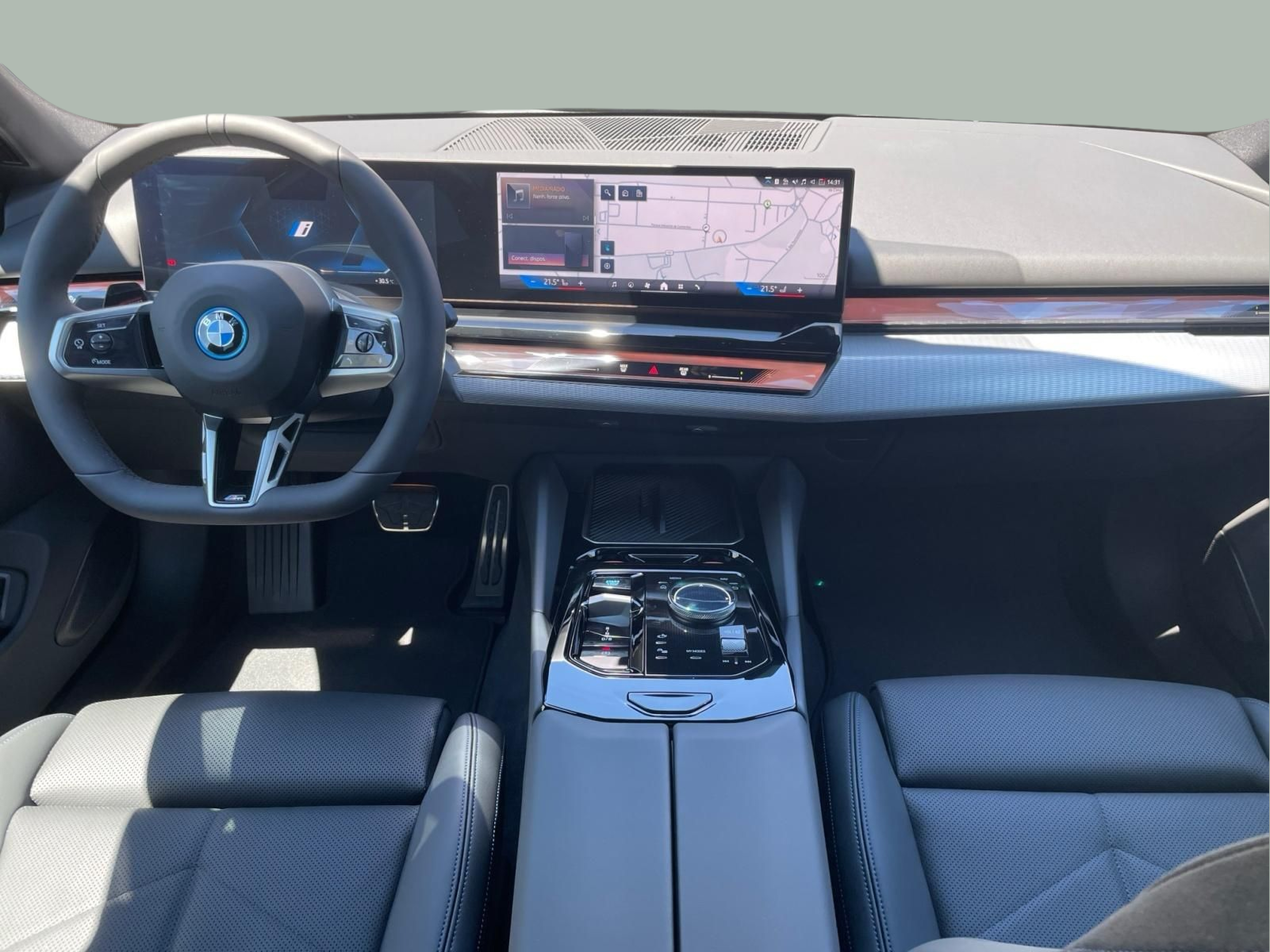 BMW i5 eDrive40 color Negro. Año 2025. 250KW(340CV). Elétrico. En concesionario MCoutinho - Viseu de Viseu