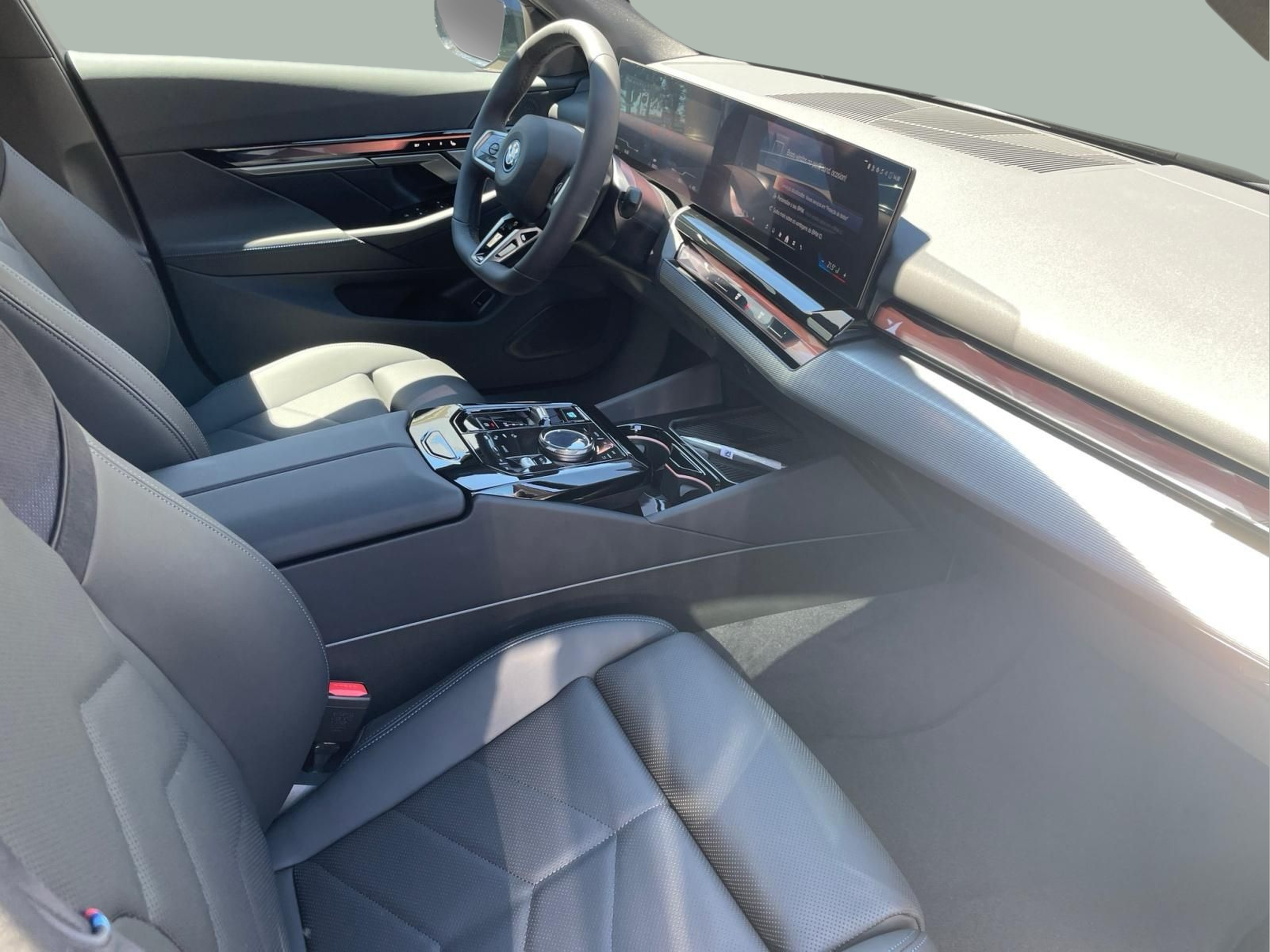 BMW i5 eDrive40 color Negro. Año 2025. 250KW(340CV). Elétrico. En concesionario MCoutinho - Viseu de Viseu