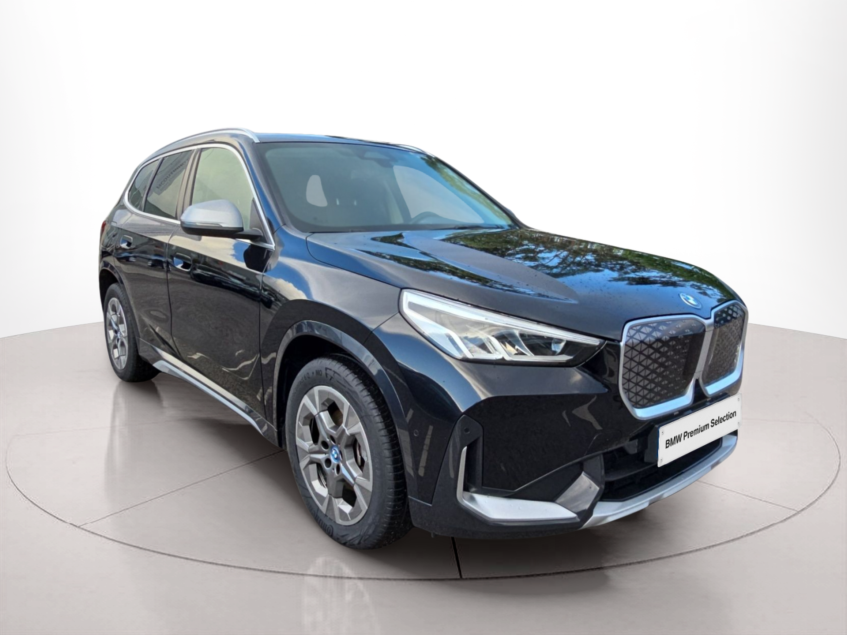 BMW iX1 eDrive20 color Negro. Año 2024. 150KW(204CV). Elétrico. En concesionario MCoutinho Bomcar Leiria de Leiria