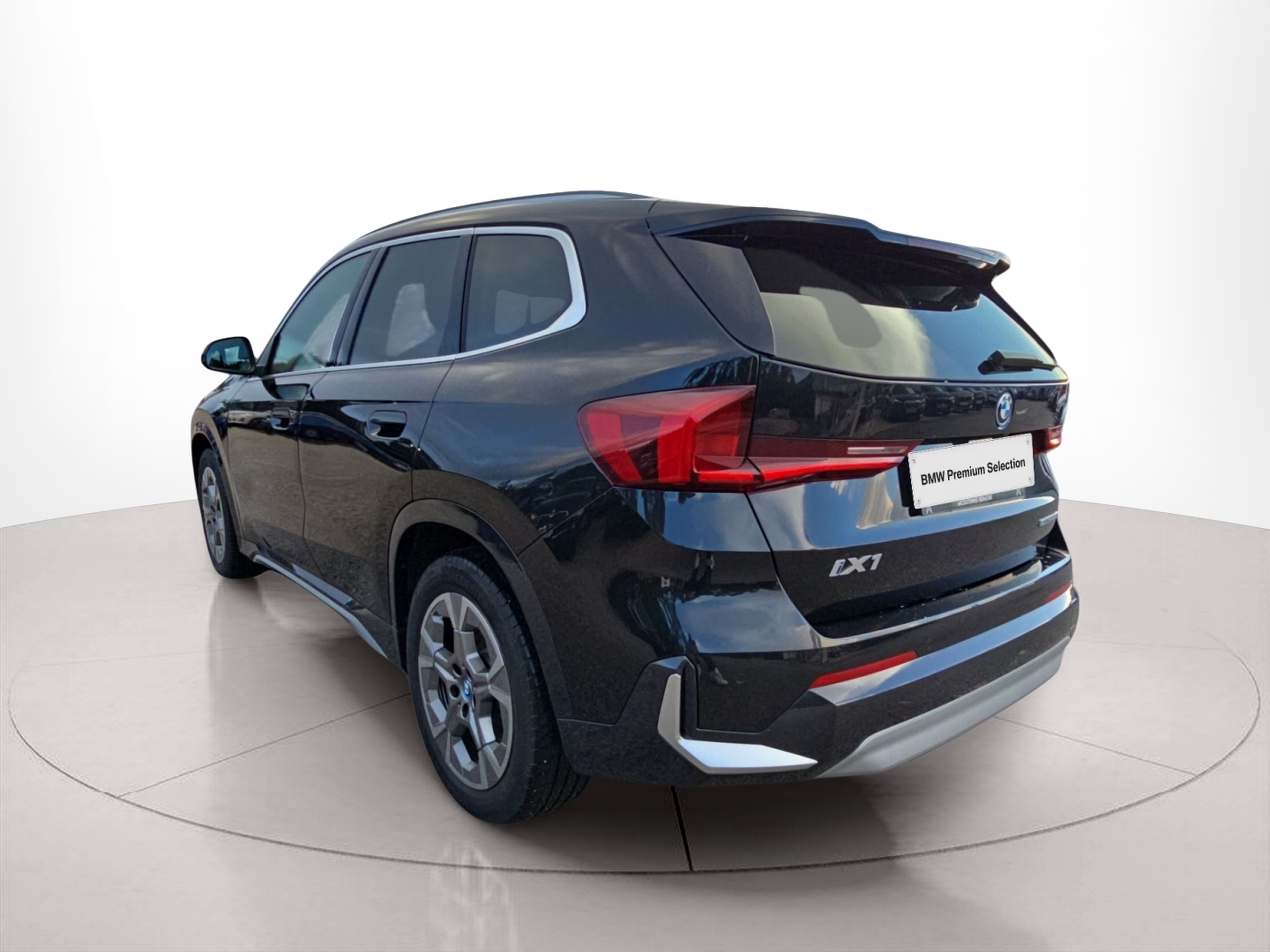 BMW iX1 eDrive20 color Negro. Año 2024. 150KW(204CV). Elétrico. En concesionario MCoutinho Bomcar Leiria de Leiria