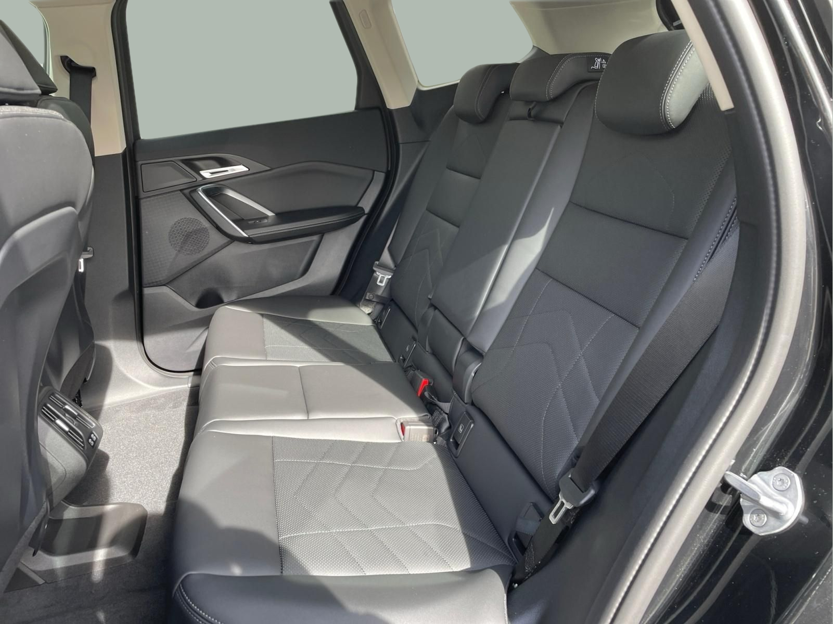 BMW iX1 eDrive20 color Negro. Año 2025. 150KW(204CV). Elétrico. En concesionario MCoutinho - Viseu de Viseu