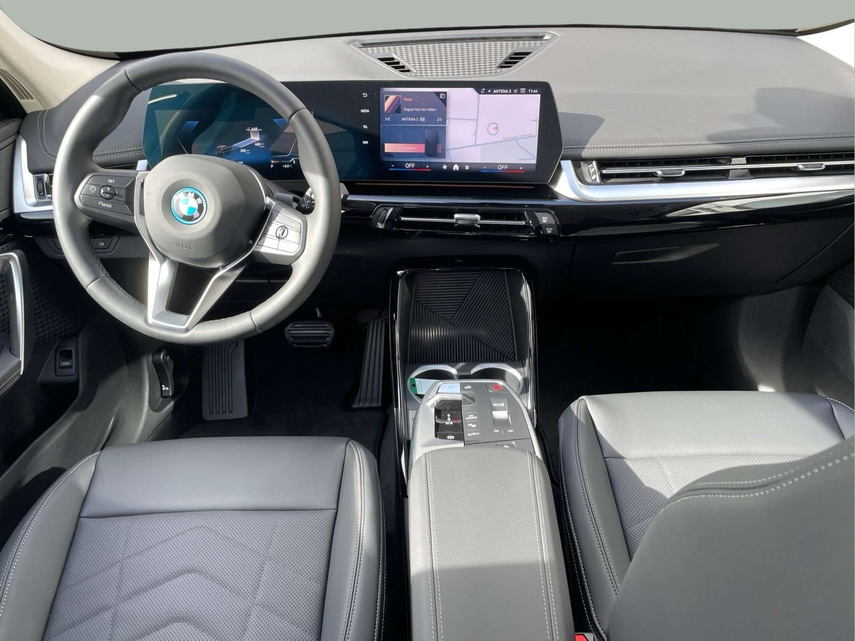 BMW iX1 eDrive20 color Negro. Año 2025. 150KW(204CV). Elétrico. En concesionario MCoutinho - Viseu de Viseu