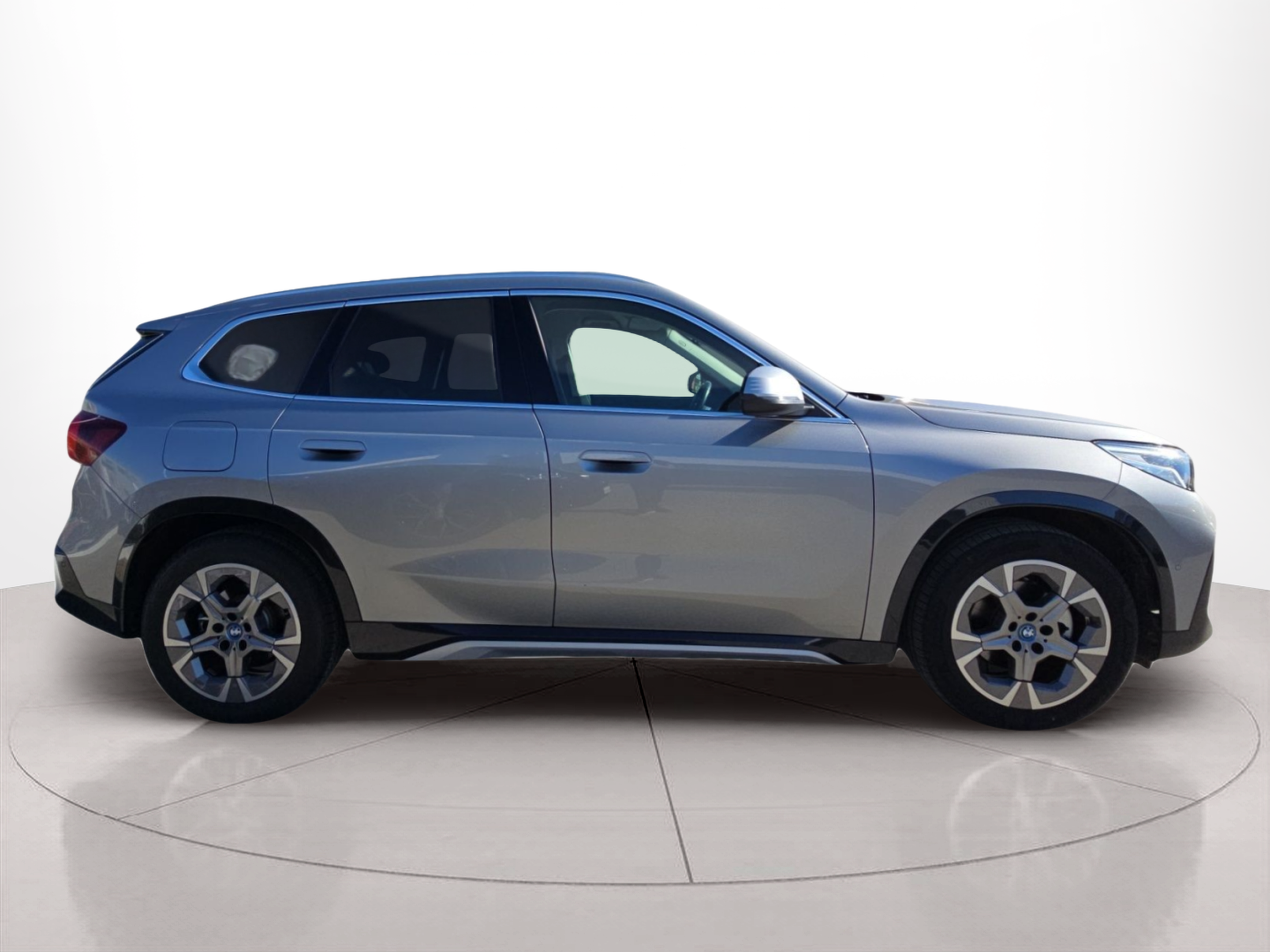 BMW iX1 eDrive20 color Gris Plata. Año 2024. 150KW(204CV). Elétrico. En concesionario MCoutinho Bomcar Leiria de Leiria