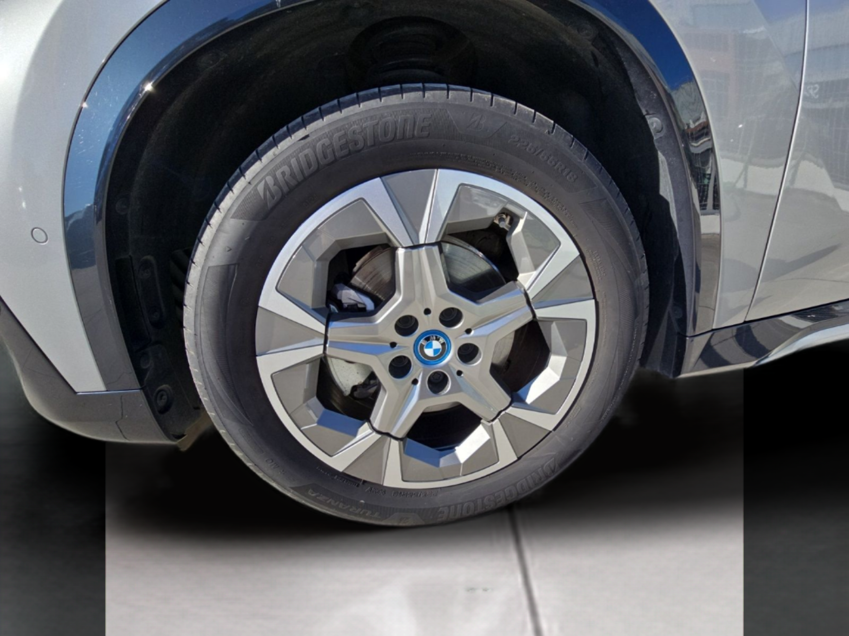 BMW iX1 eDrive20 color Gris Plata. Año 2024. 150KW(204CV). Elétrico. En concesionario MCoutinho Bomcar Leiria de Leiria