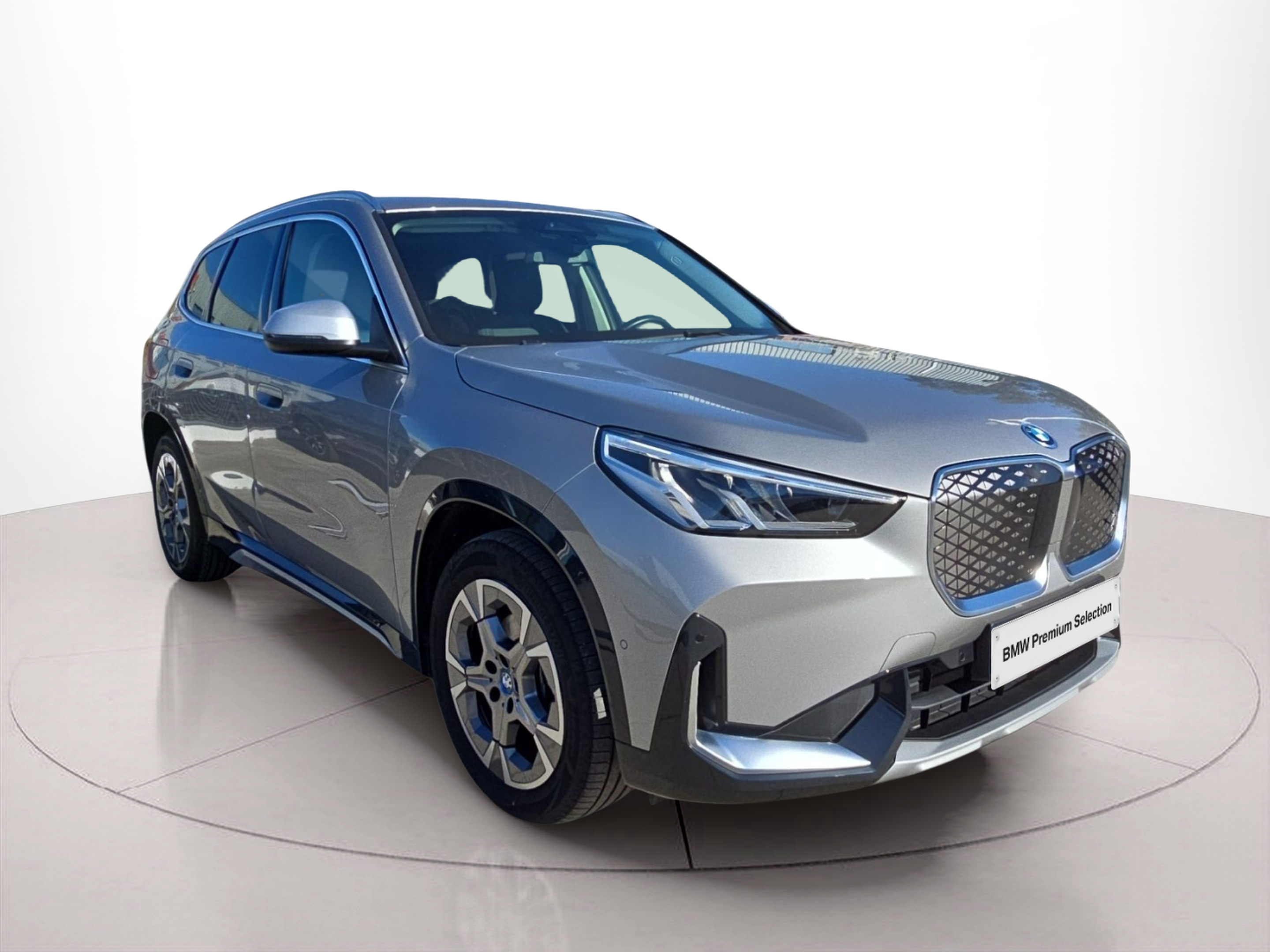 BMW iX1 eDrive20 color Gris Plata. Año 2024. 150KW(204CV). Elétrico. En concesionario MCoutinho Bomcar Leiria de Leiria