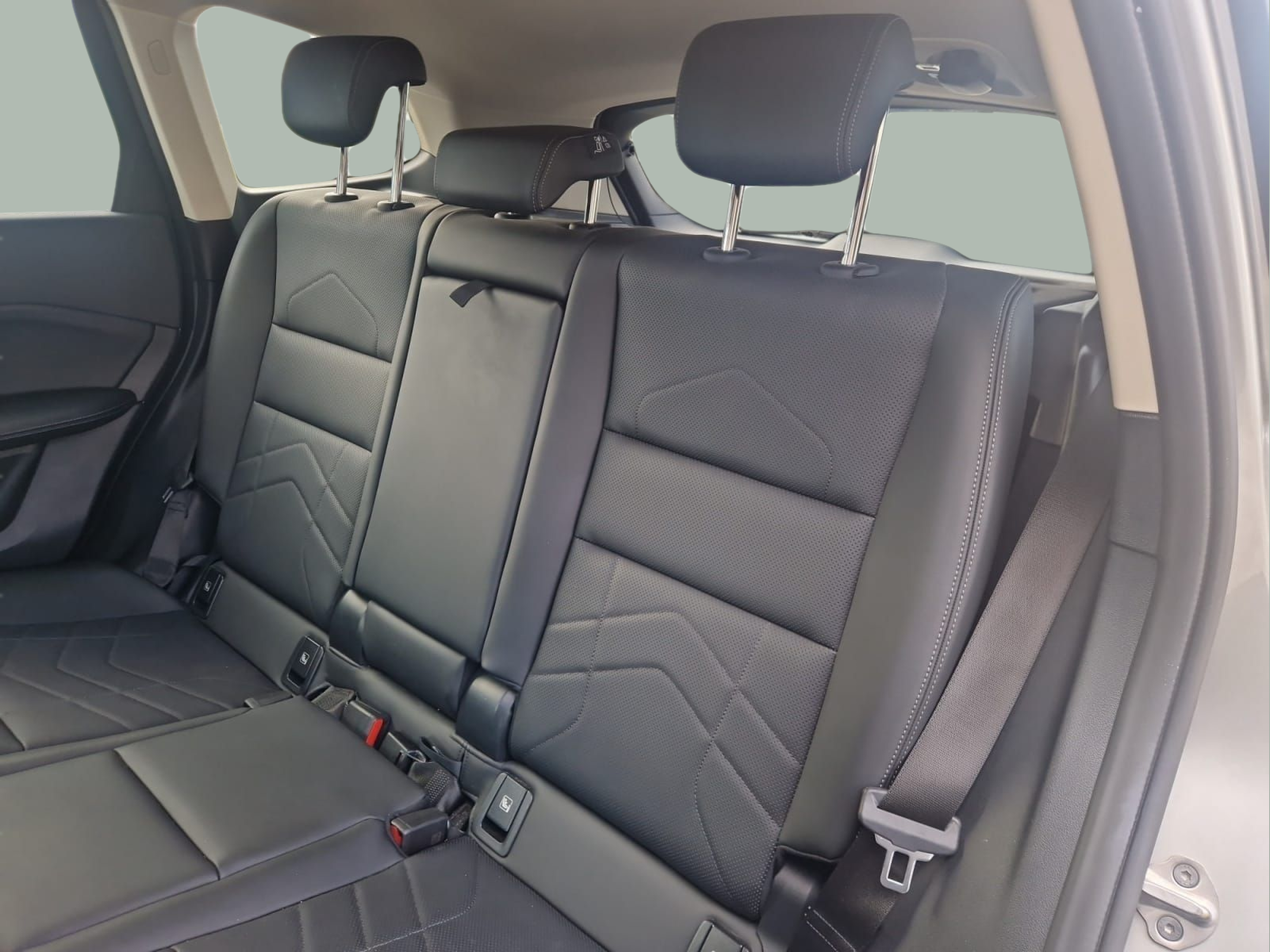 BMW iX1 eDrive20 color Gris Plata. Año 2024. 150KW(204CV). Elétrico. En concesionario MCoutinho - Viseu de Viseu