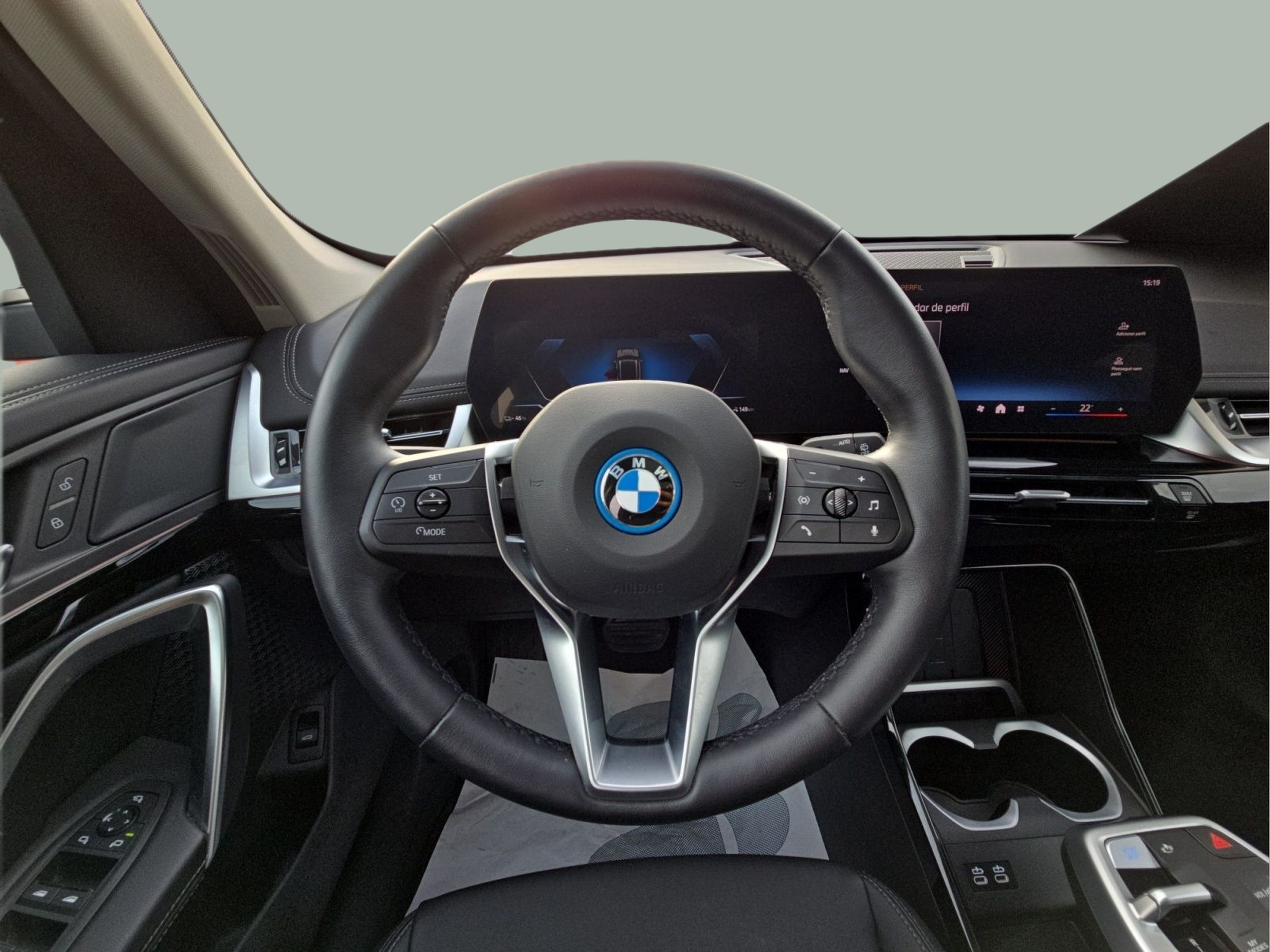 BMW iX1 eDrive20 color Negro. Año 2025. 150KW(204CV). Elétrico. En concesionario MCoutinho Bomcar Coimbra de Coimbra