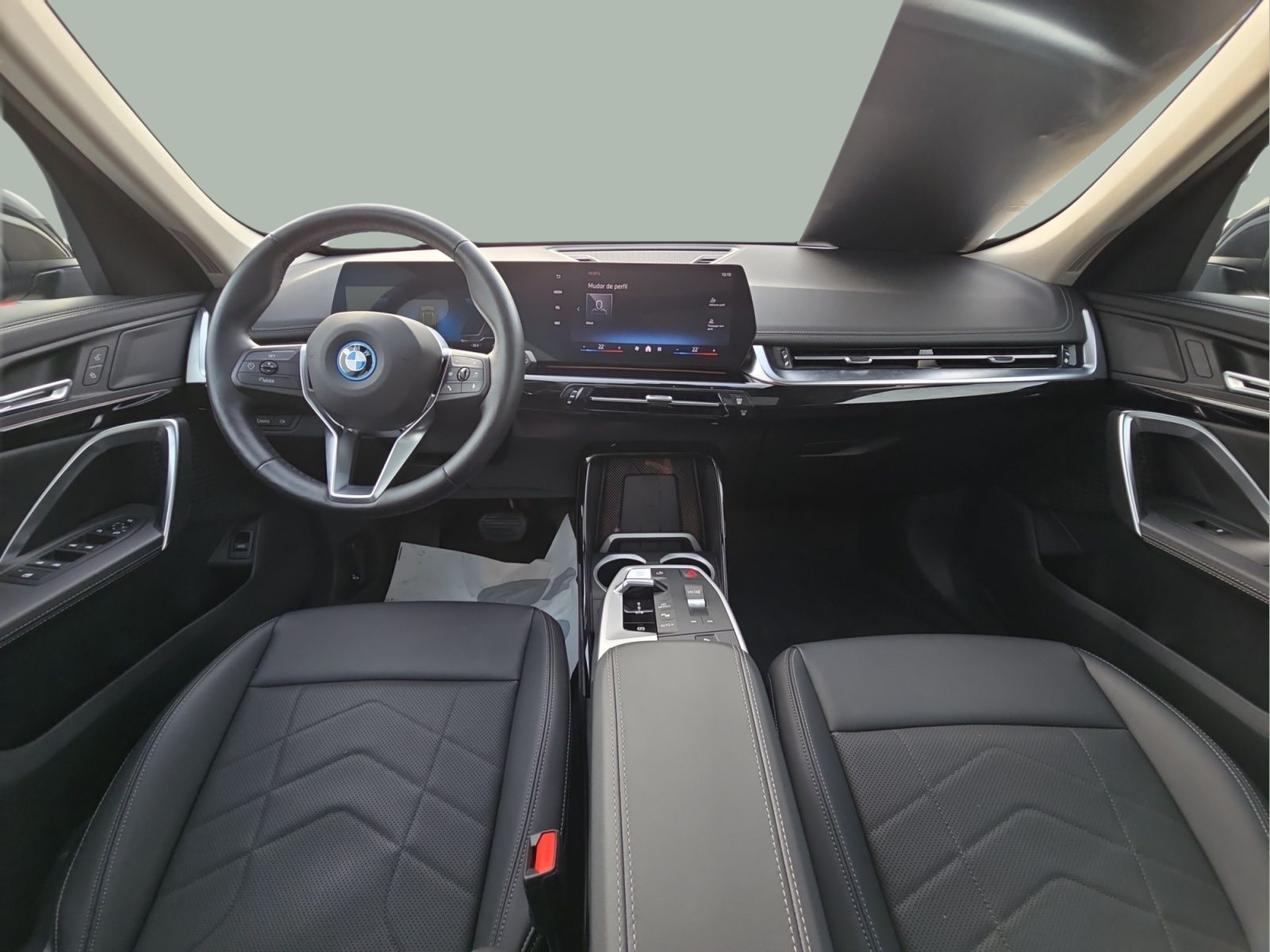 BMW iX1 eDrive20 color Negro. Año 2025. 150KW(204CV). Elétrico. En concesionario MCoutinho Bomcar Coimbra de Coimbra