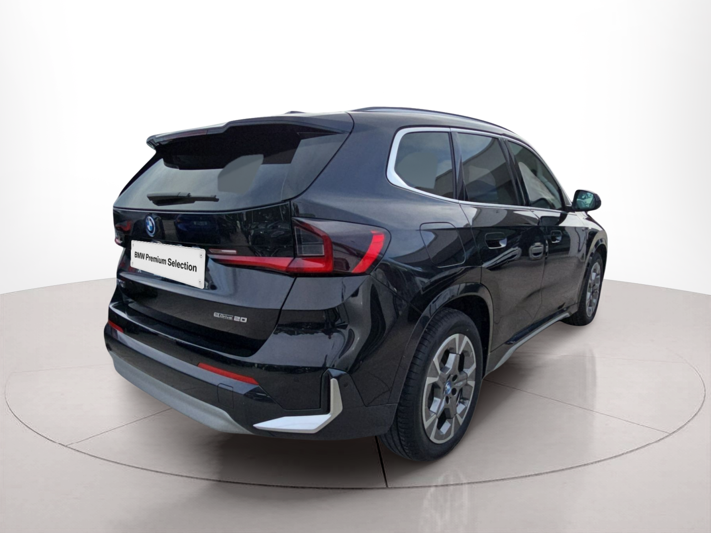 BMW iX1 eDrive20 color Negro. Año 2025. 150KW(204CV). Elétrico. En concesionario MCoutinho Bomcar Leiria de Leiria