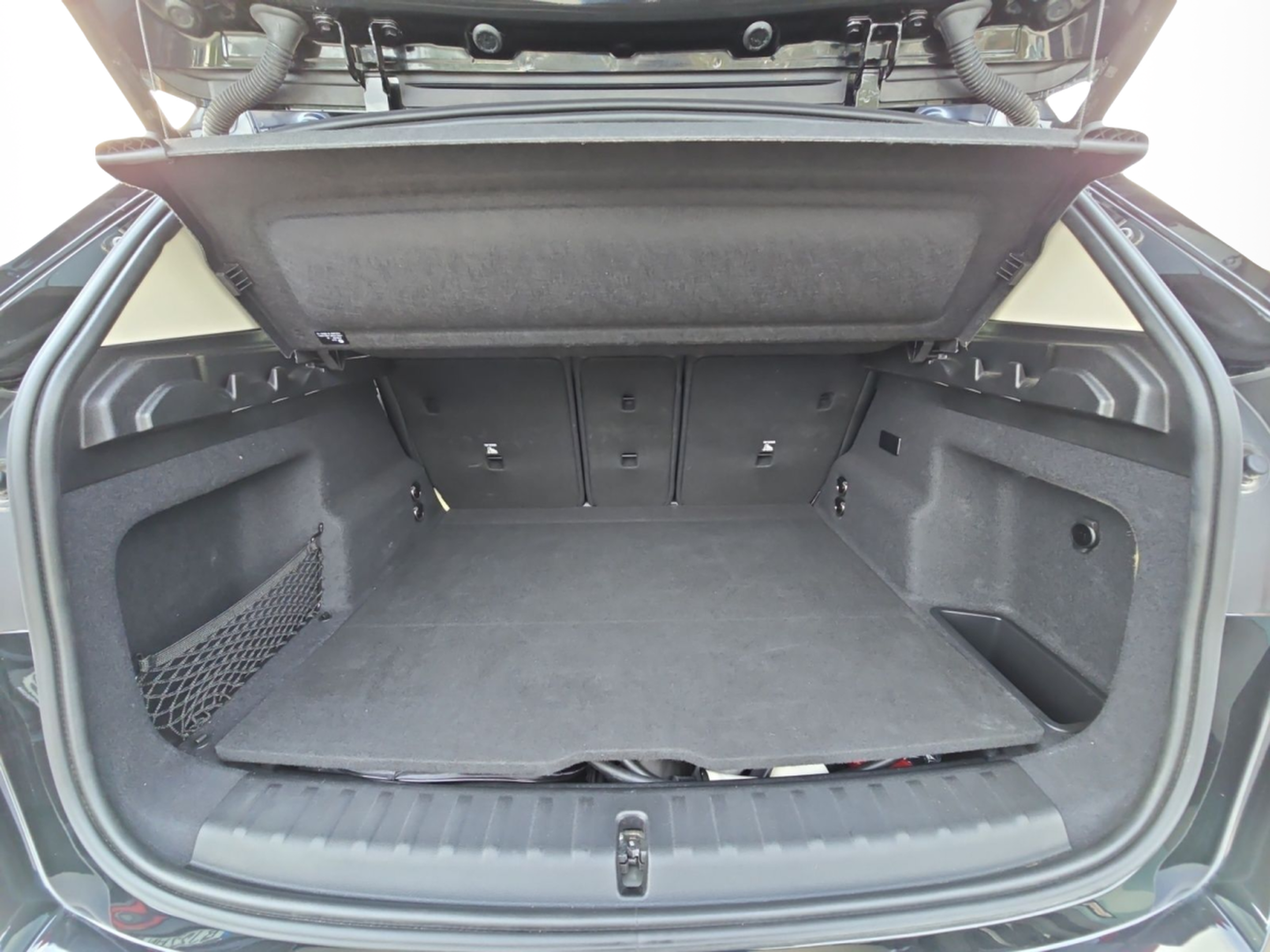 BMW iX1 eDrive20 color Negro. Año 2025. 150KW(204CV). Elétrico. En concesionario MCoutinho Bomcar Leiria de Leiria