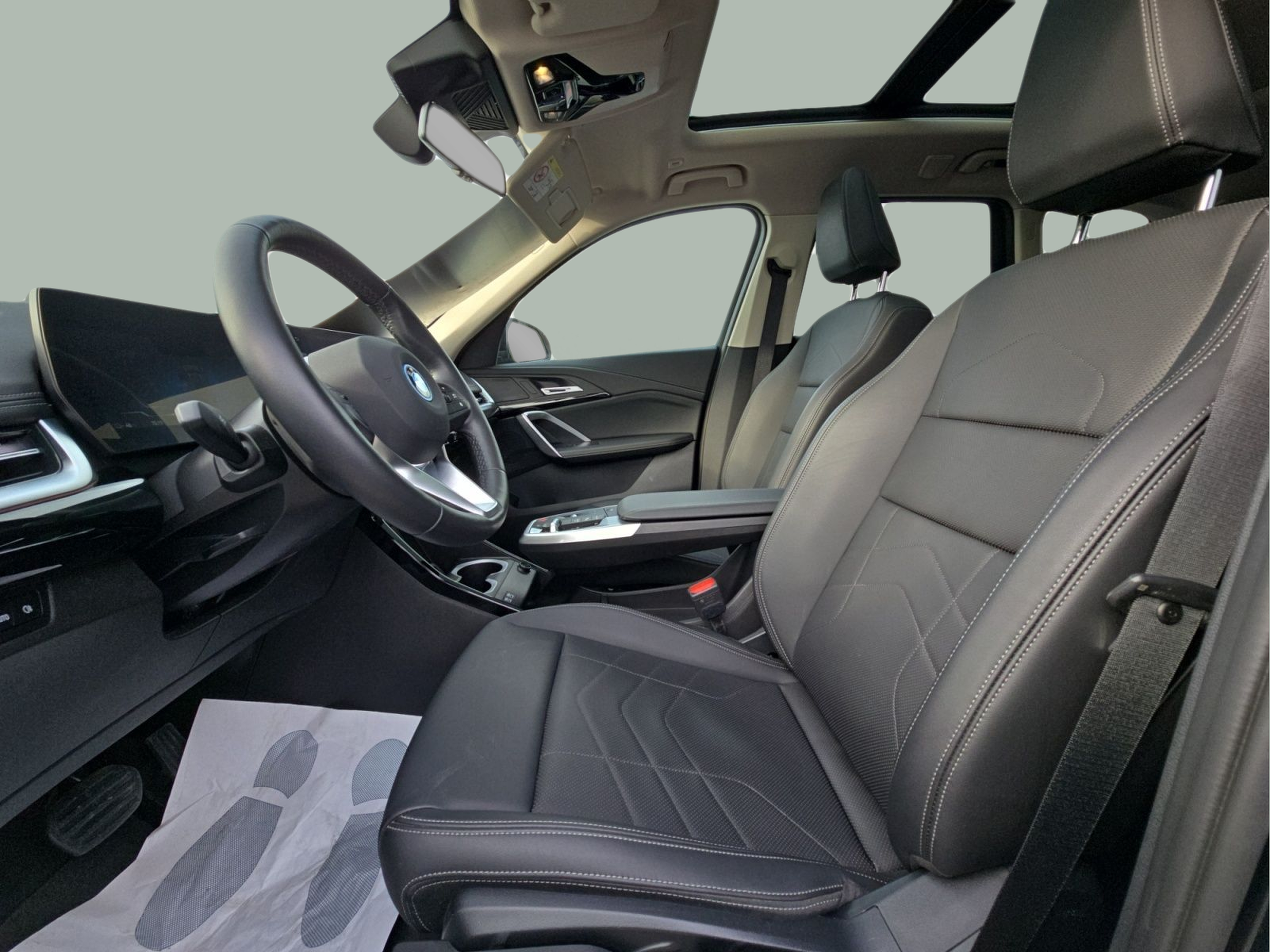 BMW iX1 eDrive20 color Negro. Año 2025. 150KW(204CV). Elétrico. En concesionario MCoutinho Bomcar Coimbra de Coimbra