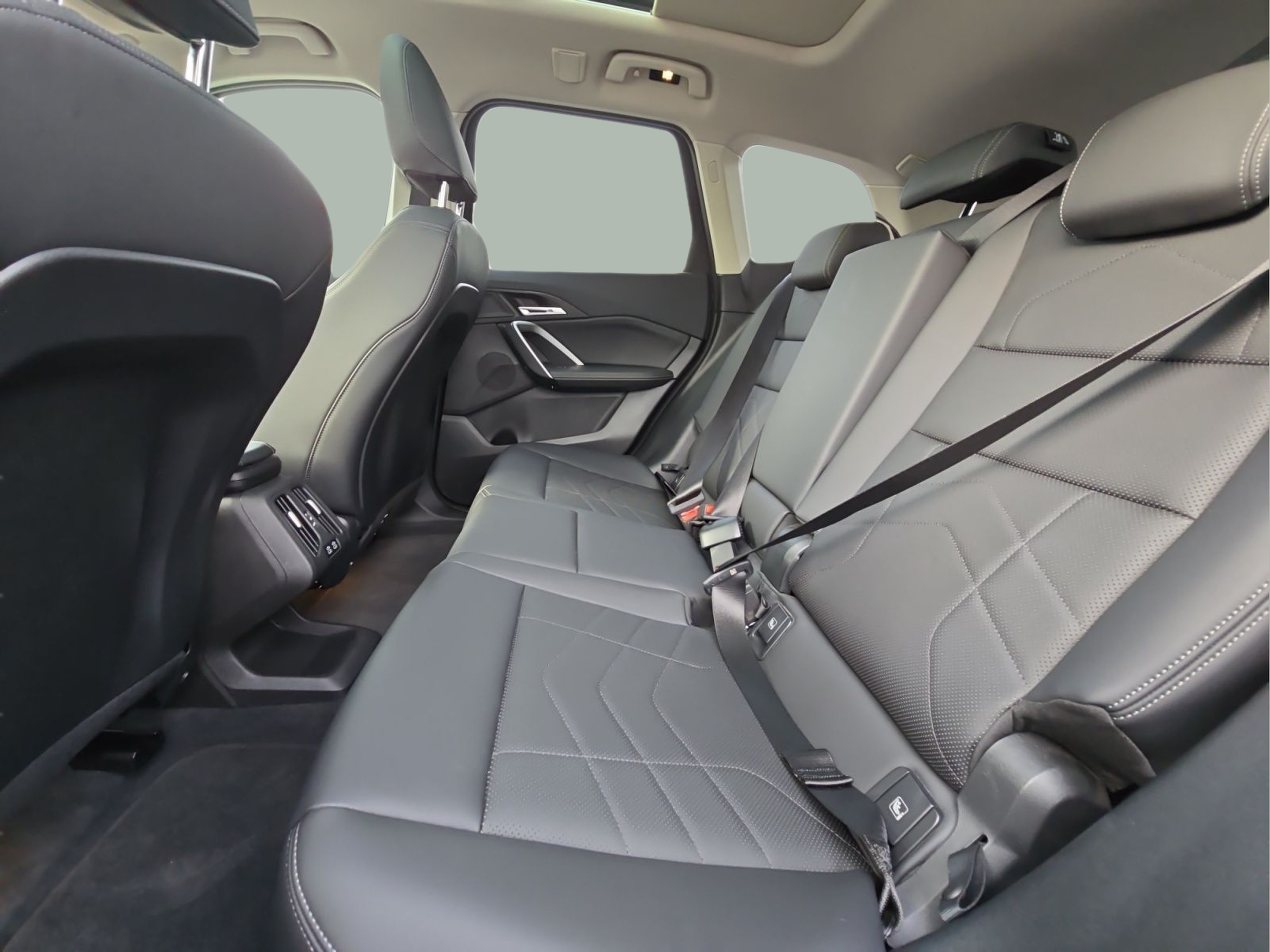 BMW iX1 eDrive20 color Negro. Año 2025. 150KW(204CV). Elétrico. En concesionario MCoutinho Bomcar Coimbra de Coimbra