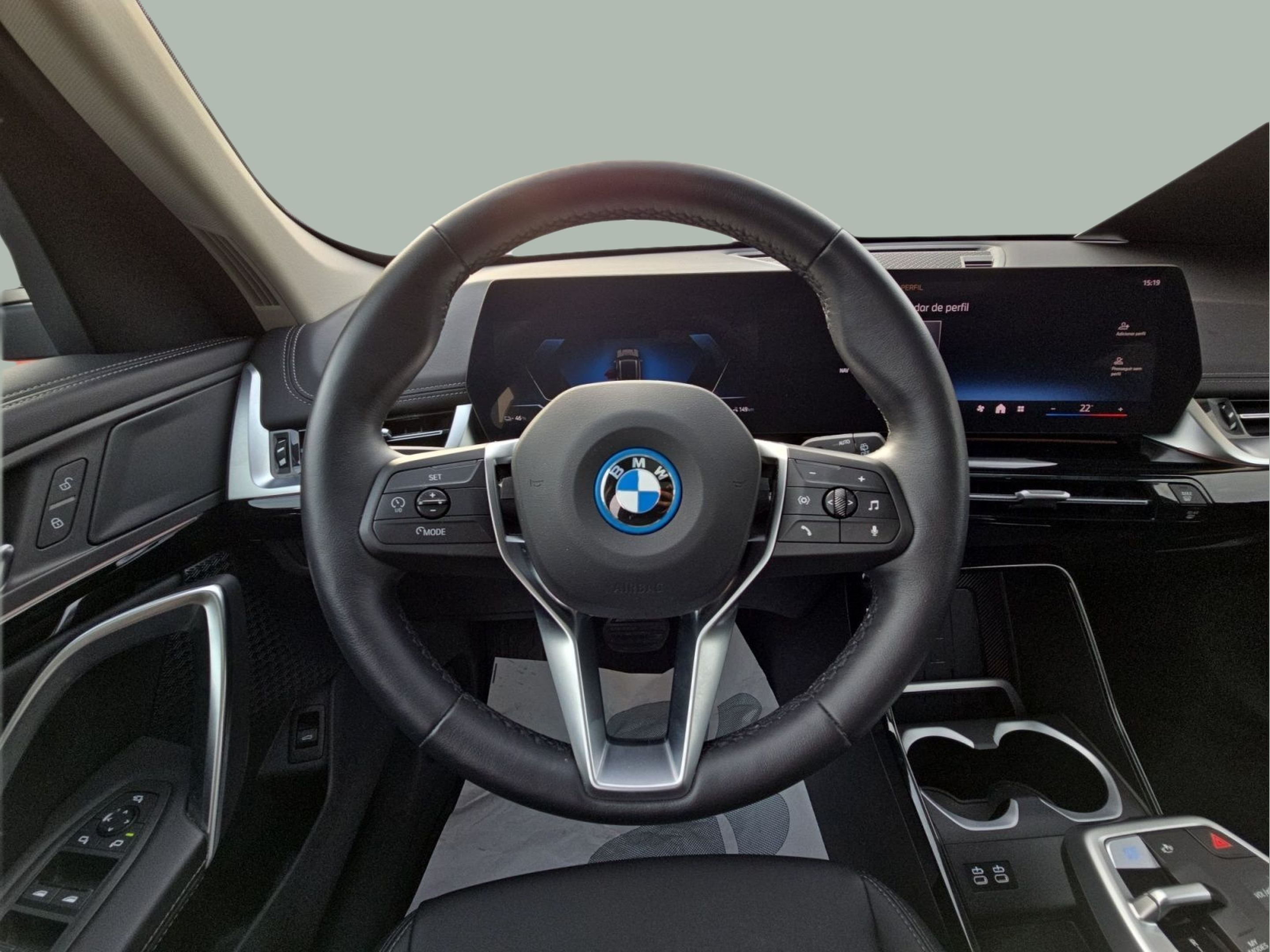 BMW iX1 eDrive20 color Negro. Año 2025. 150KW(204CV). Elétrico. En concesionario MCoutinho Bomcar Leiria de Leiria