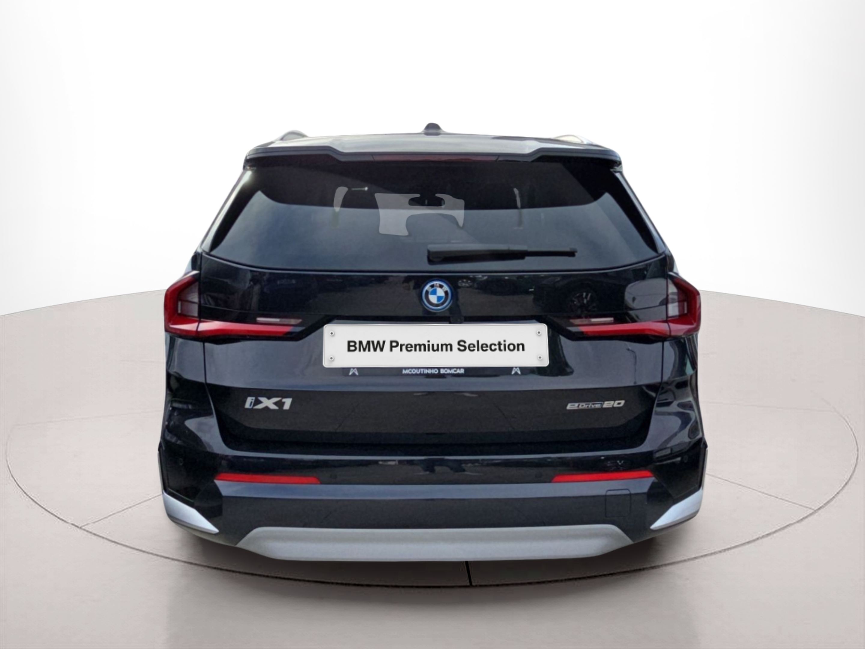 BMW iX1 eDrive20 color Negro. Año 2025. 150KW(204CV). Elétrico. En concesionario MCoutinho Bomcar Leiria de Leiria