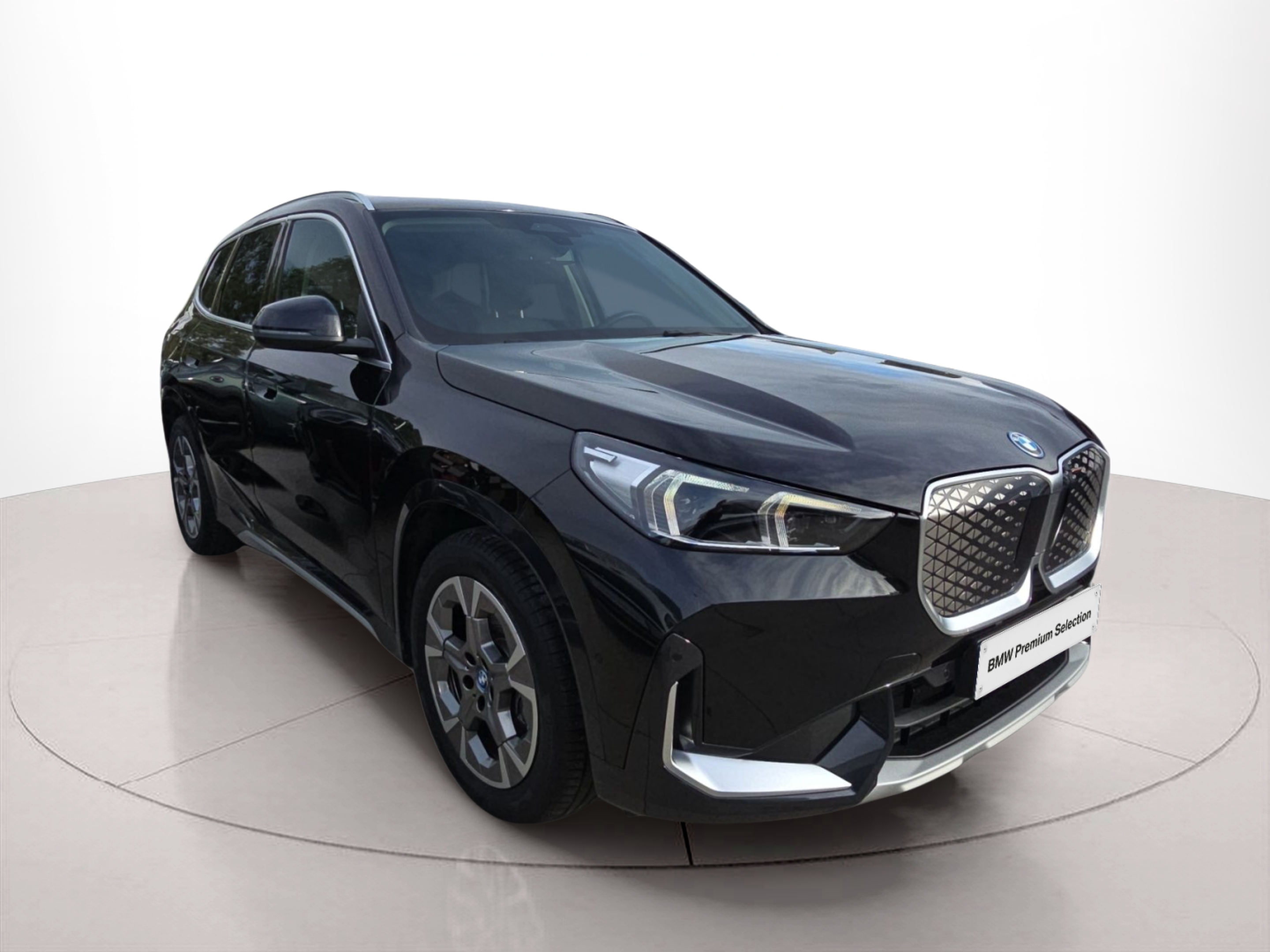 BMW iX1 eDrive20 color Negro. Año 2025. 150KW(204CV). Elétrico. En concesionario MCoutinho Bomcar Coimbra de Coimbra