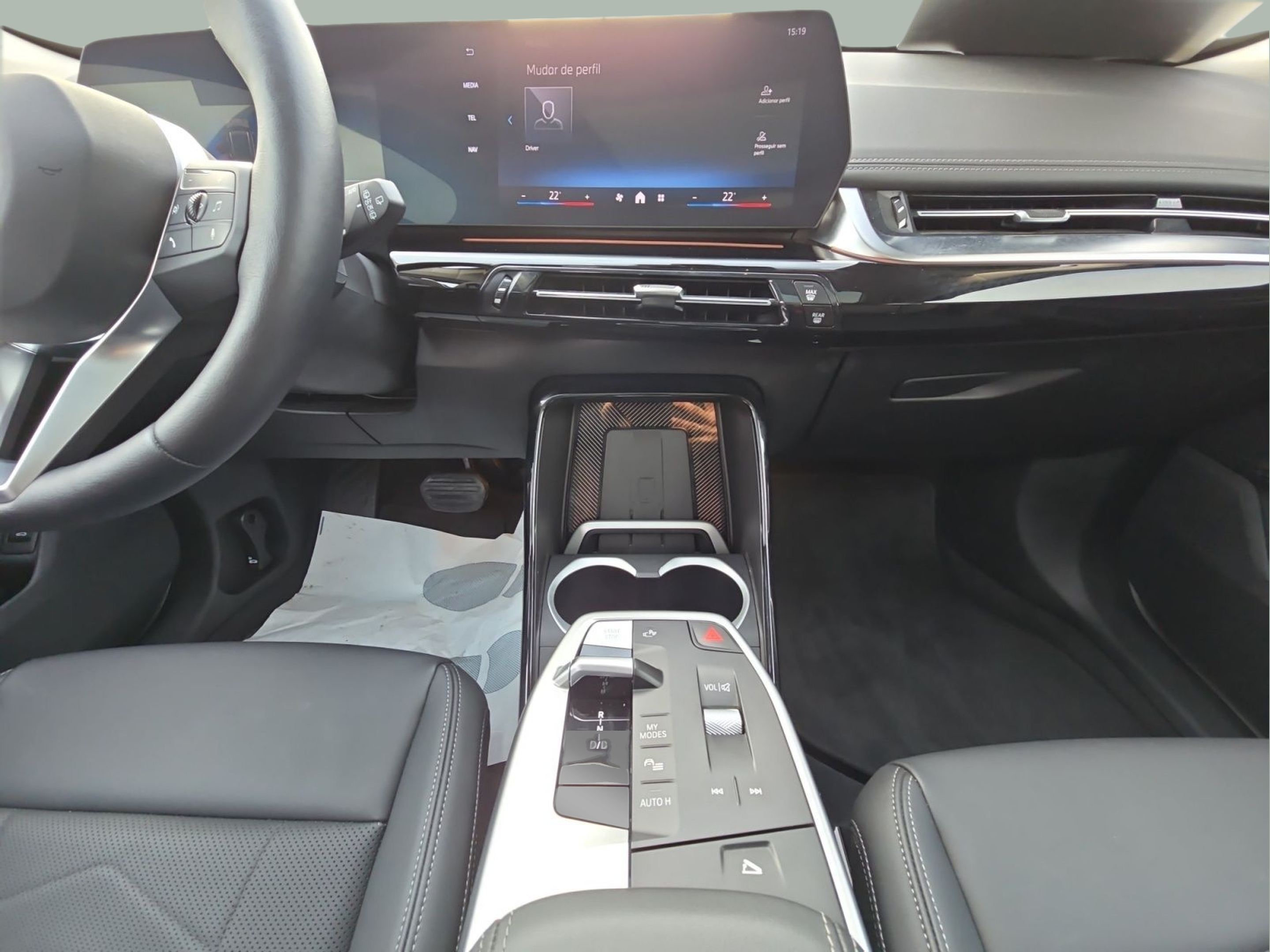 BMW iX1 eDrive20 color Negro. Año 2025. 150KW(204CV). Elétrico. En concesionario MCoutinho Bomcar Leiria de Leiria