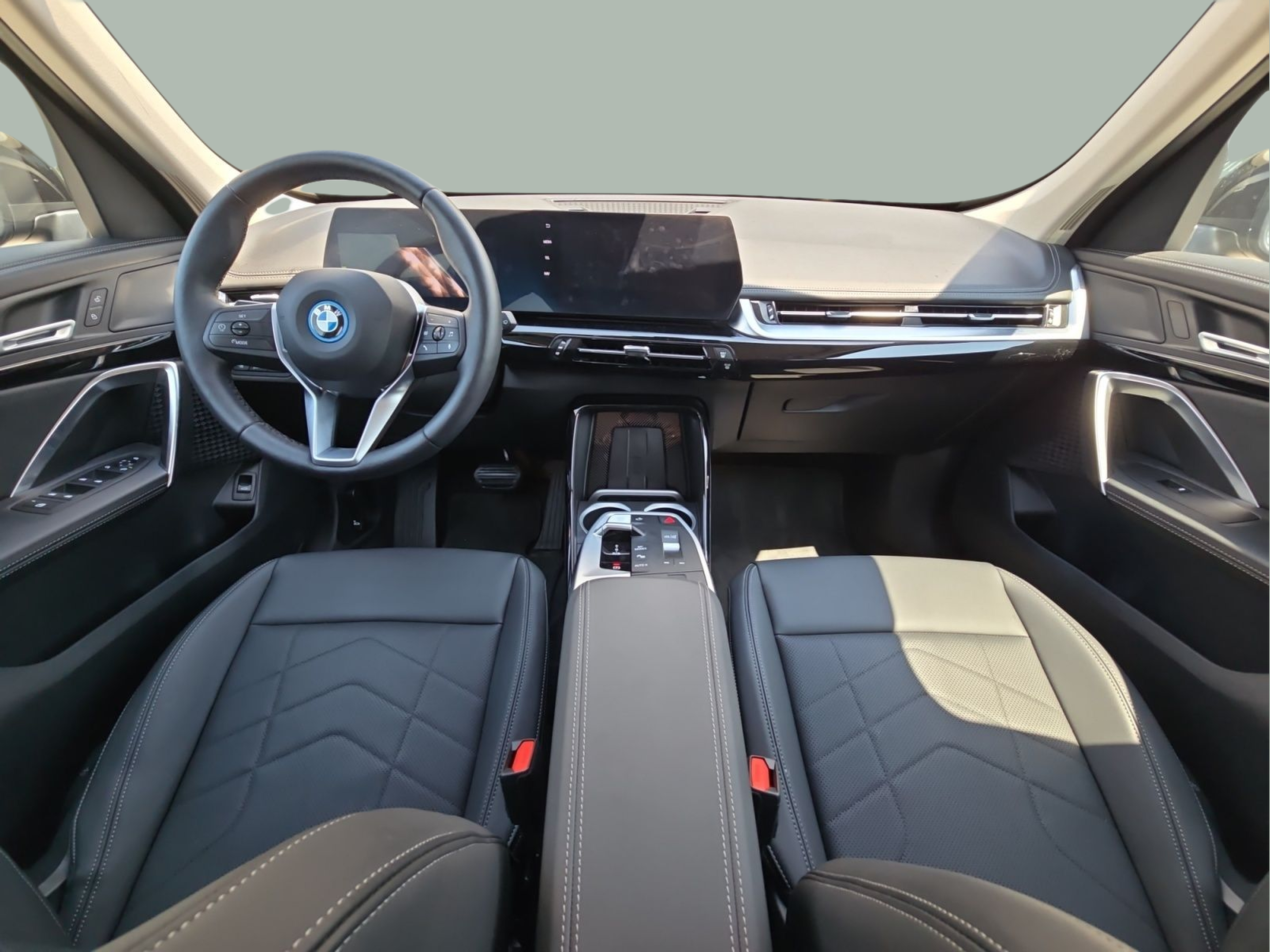 BMW iX1 eDrive20 color Negro. Año 2025. 150KW(204CV). Elétrico. En concesionario MCoutinho Bomcar Coimbra de Coimbra