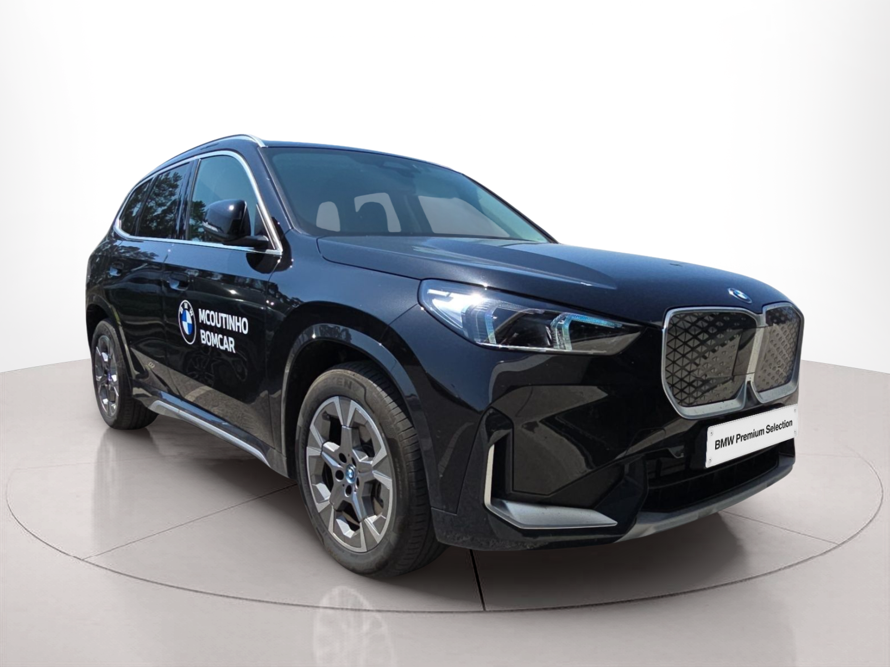 BMW iX1 eDrive20 color Negro. Año 2025. 150KW(204CV). Elétrico. En concesionario MCoutinho Bomcar Coimbra de Coimbra