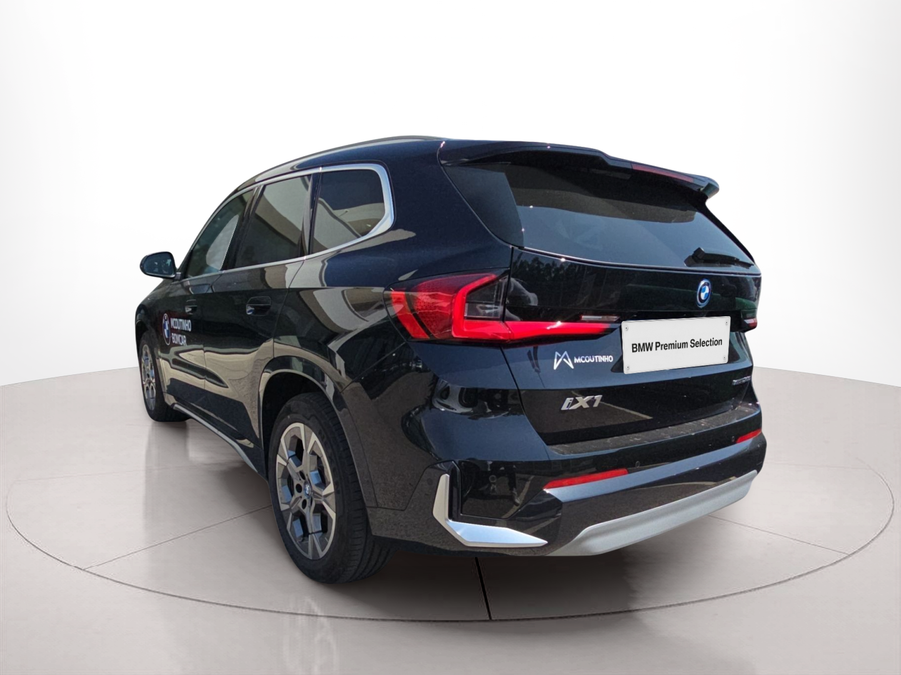 BMW iX1 eDrive20 color Negro. Año 2025. 150KW(204CV). Elétrico. En concesionario MCoutinho Bomcar Coimbra de Coimbra