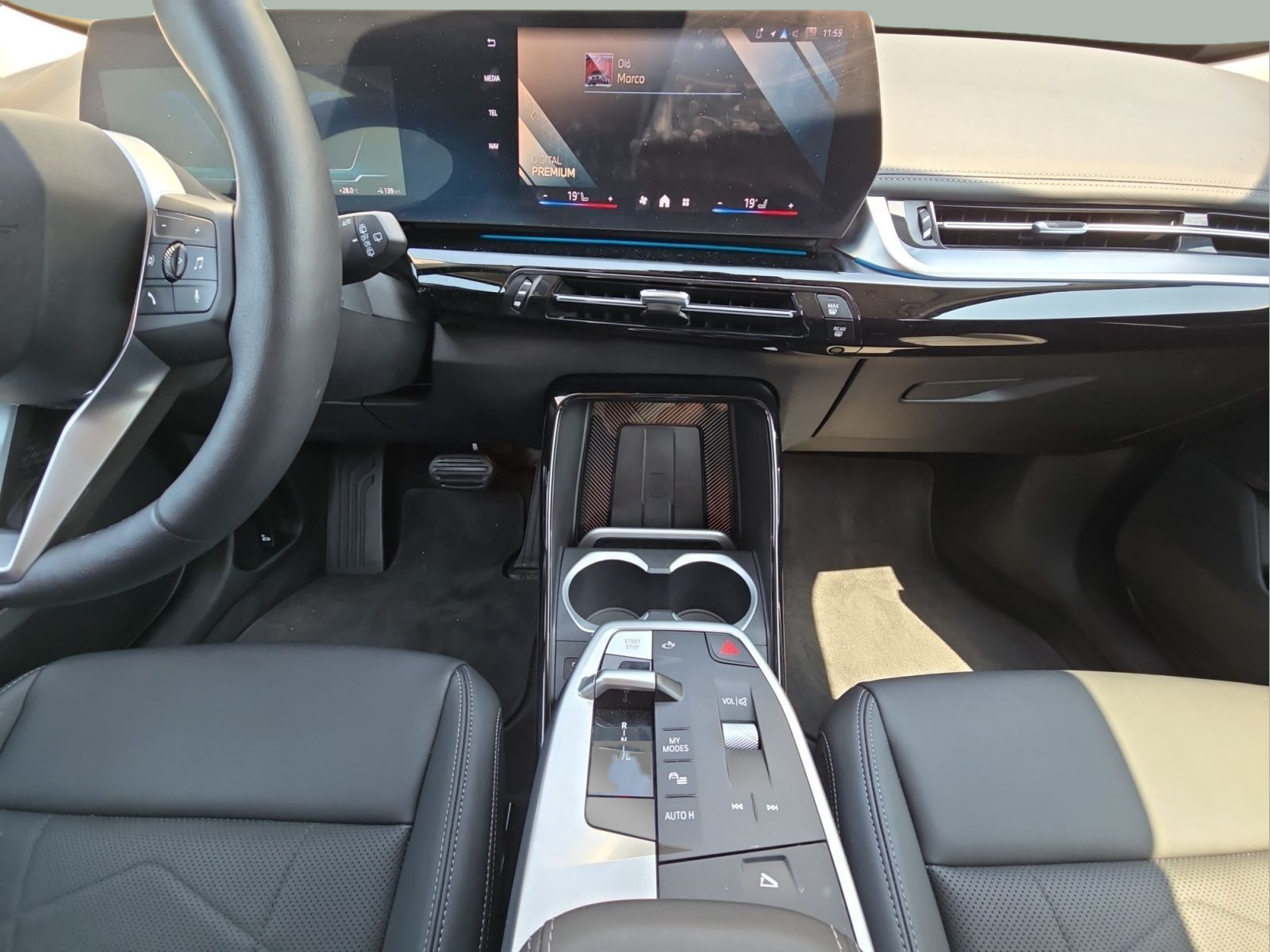 BMW iX1 eDrive20 color Negro. Año 2025. 150KW(204CV). Elétrico. En concesionario MCoutinho Bomcar Coimbra de Coimbra