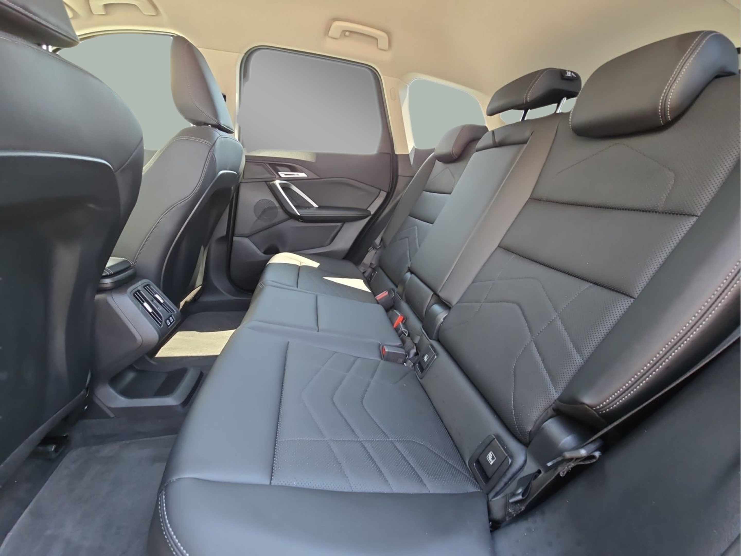 BMW iX1 eDrive20 color Negro. Año 2025. 150KW(204CV). Elétrico. En concesionario MCoutinho Bomcar Coimbra de Coimbra