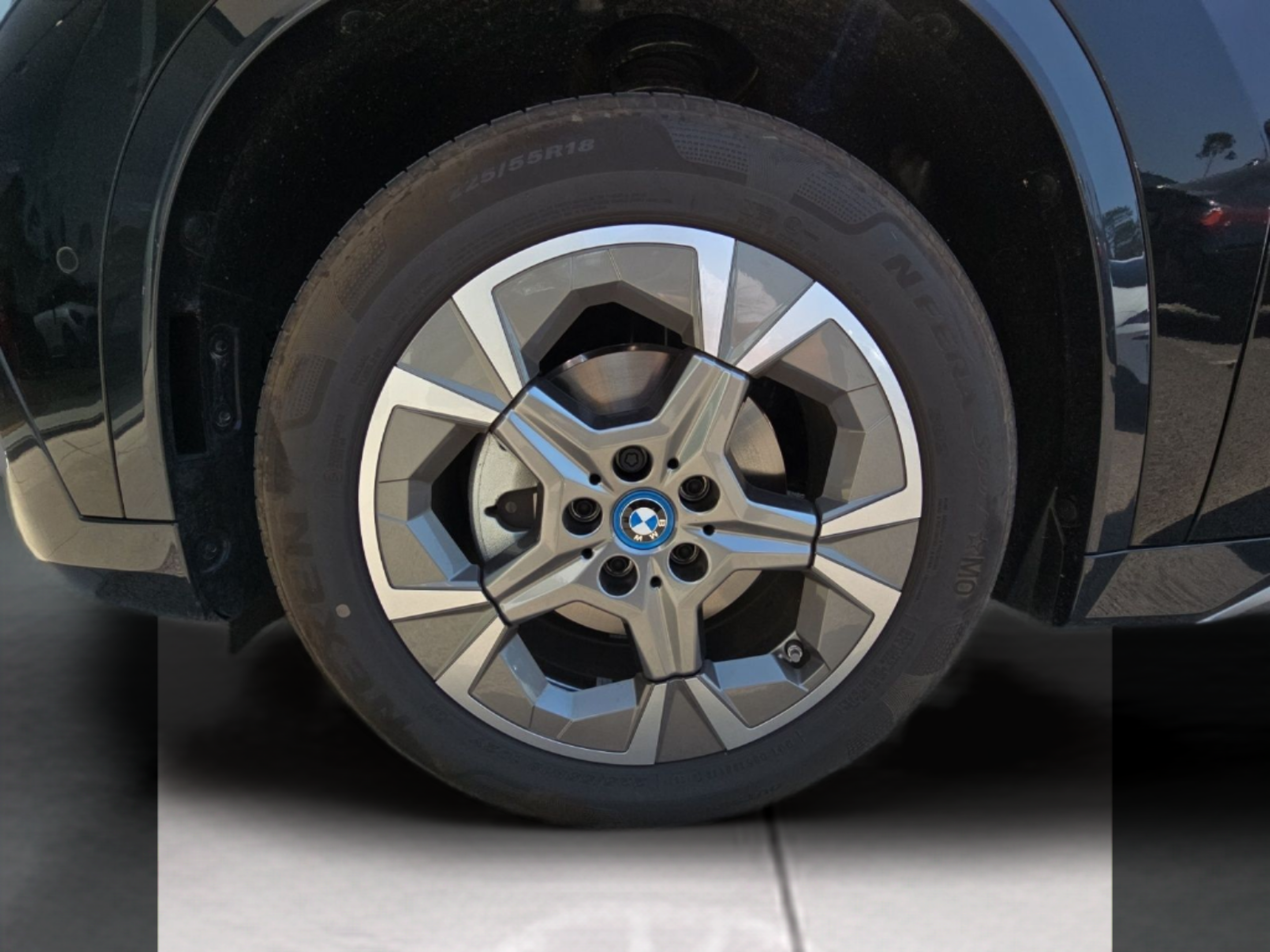 BMW iX1 eDrive20 color Negro. Año 2025. 150KW(204CV). Elétrico. En concesionario MCoutinho Bomcar Coimbra de Coimbra