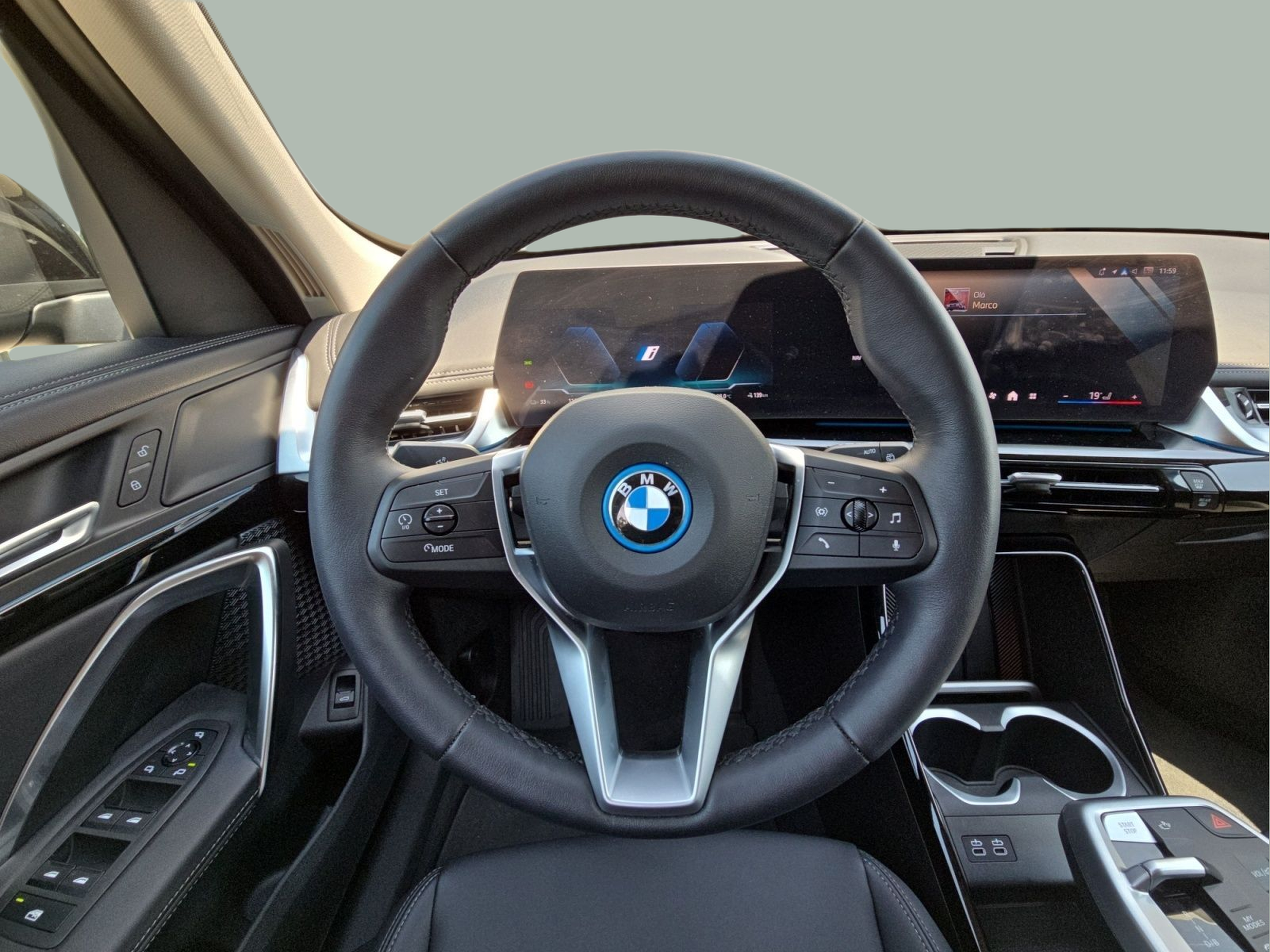 BMW iX1 eDrive20 color Negro. Año 2025. 150KW(204CV). Elétrico. En concesionario MCoutinho Bomcar Coimbra de Coimbra