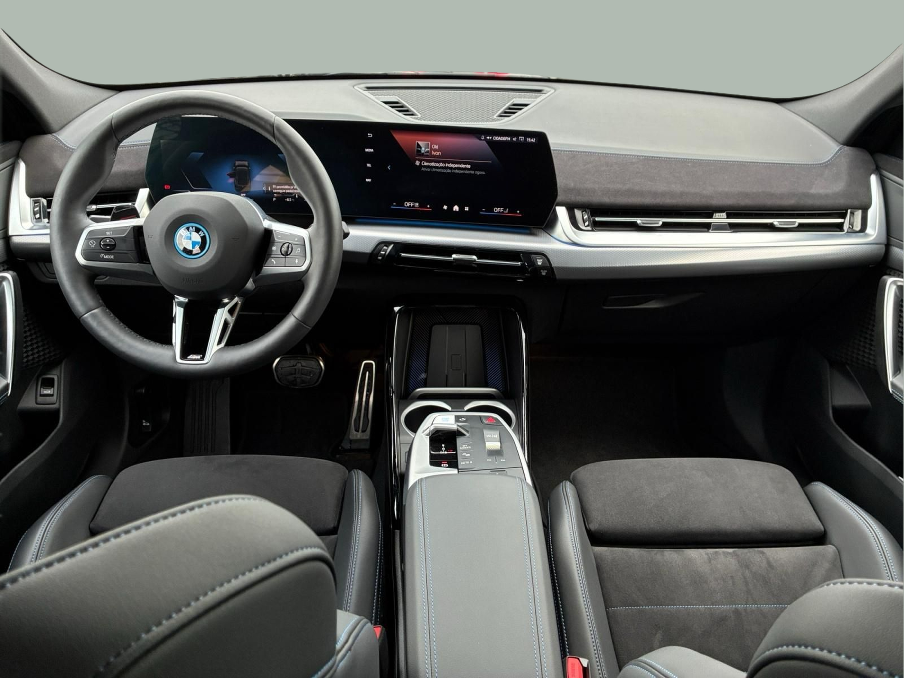 BMW iX2 xDrive30 color Negro. Año 2025. 230KW(313CV). Elétrico. En concesionario MCoutinho - Viseu de Viseu