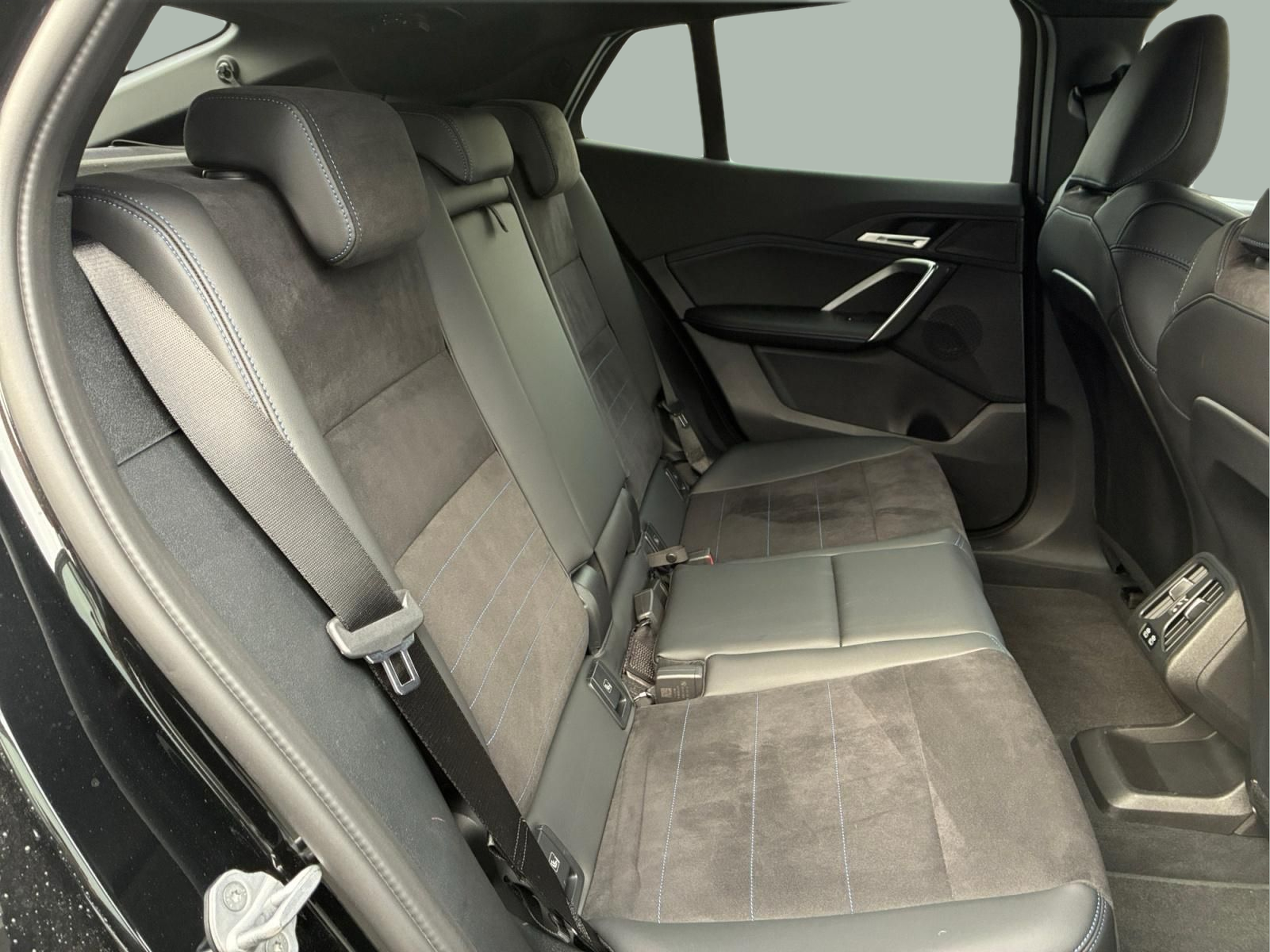 BMW iX2 xDrive30 color Negro. Año 2025. 230KW(313CV). Elétrico. En concesionario MCoutinho - Viseu de Viseu