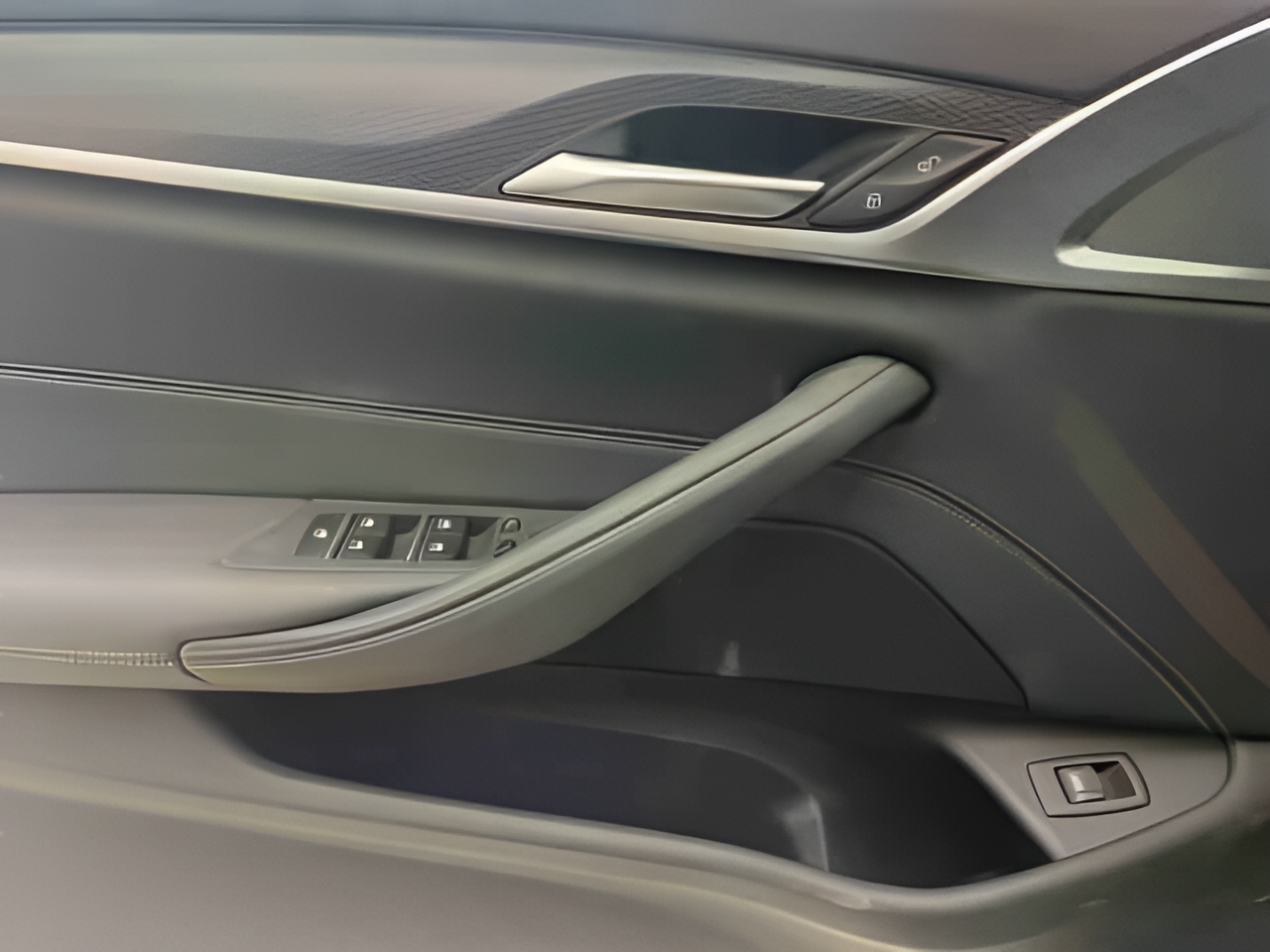 BMW Série 5 520d Touring color Gris. Año 2023. 140KW(190CV). Diesel. En concesionario Santogal Carnaxide de Oeiras