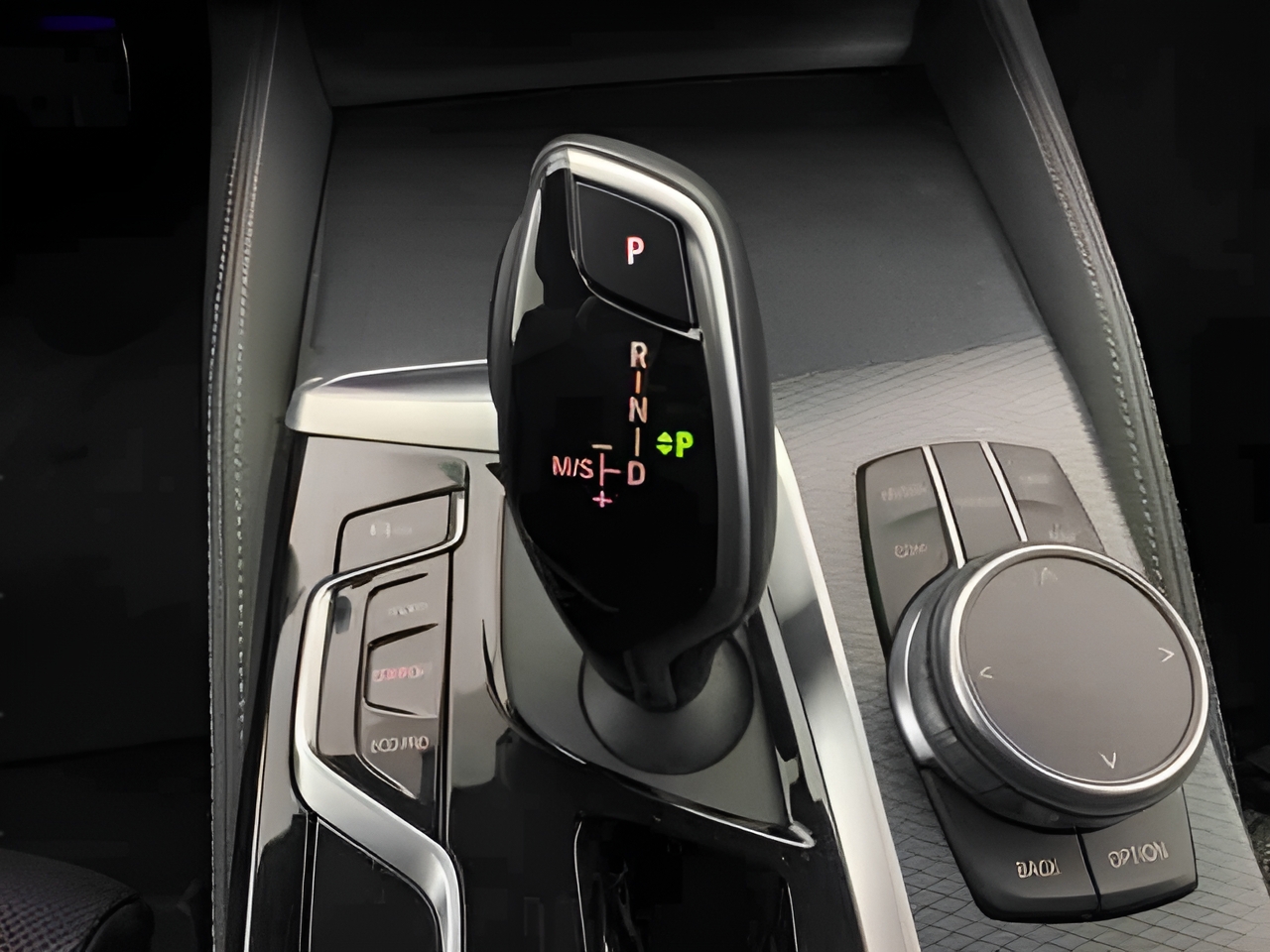 BMW Série 5 520d Touring color Gris. Año 2023. 140KW(190CV). Diesel. En concesionario Santogal Carnaxide de Oeiras