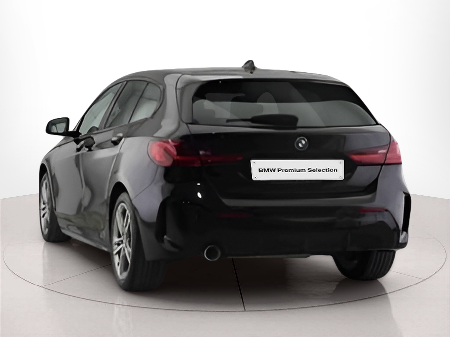 BMW Série 1 116d color Negro. Año 2023. 85KW(116CV). Diesel. En concesionario Santogal Oeiras de Oeiras
