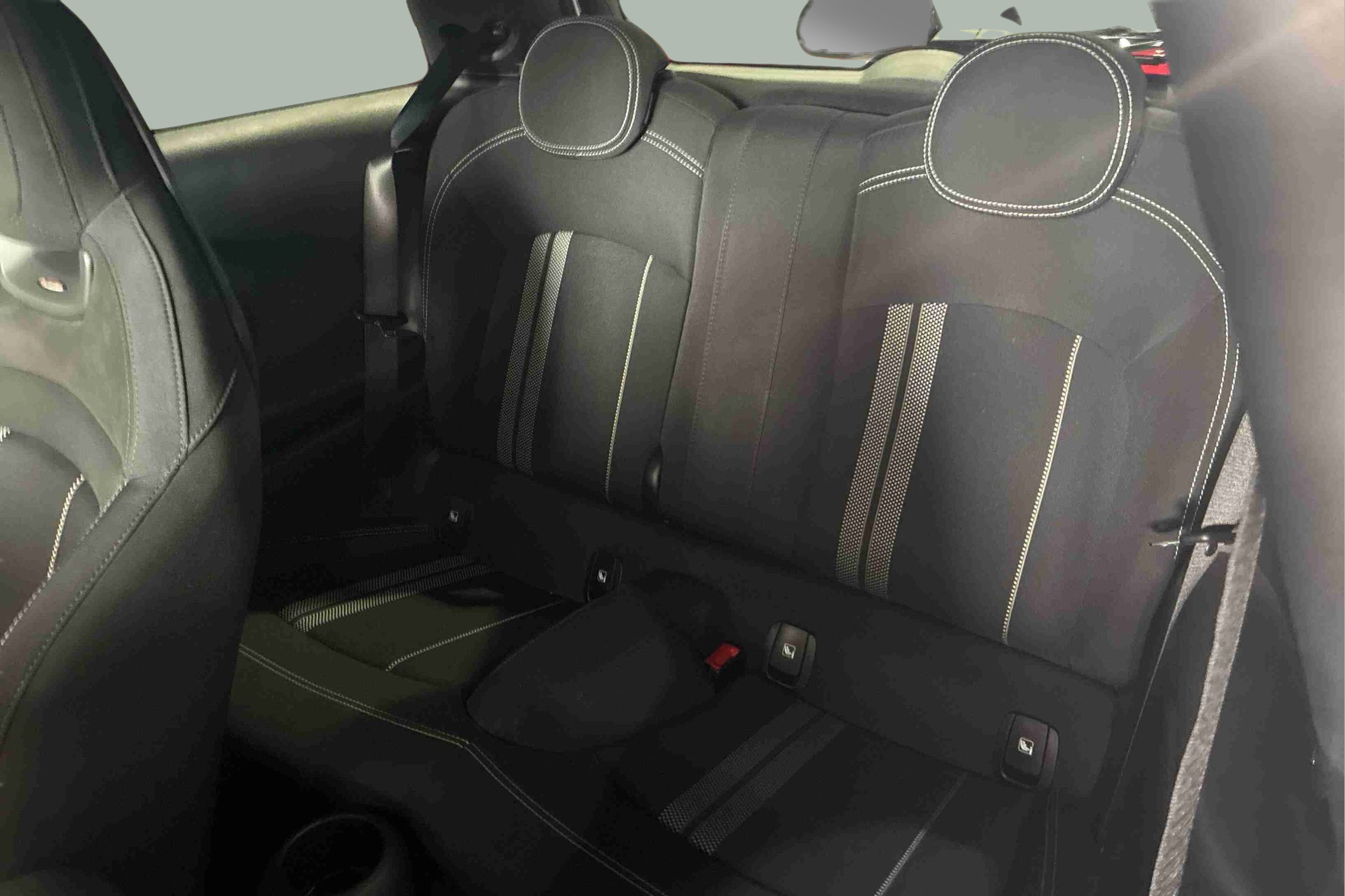 fotoG 8 del MINI MINI 3 Portas John Cooper Works 170 kW (231 CV) 231cv Gasolina de 2023 em Oeiras