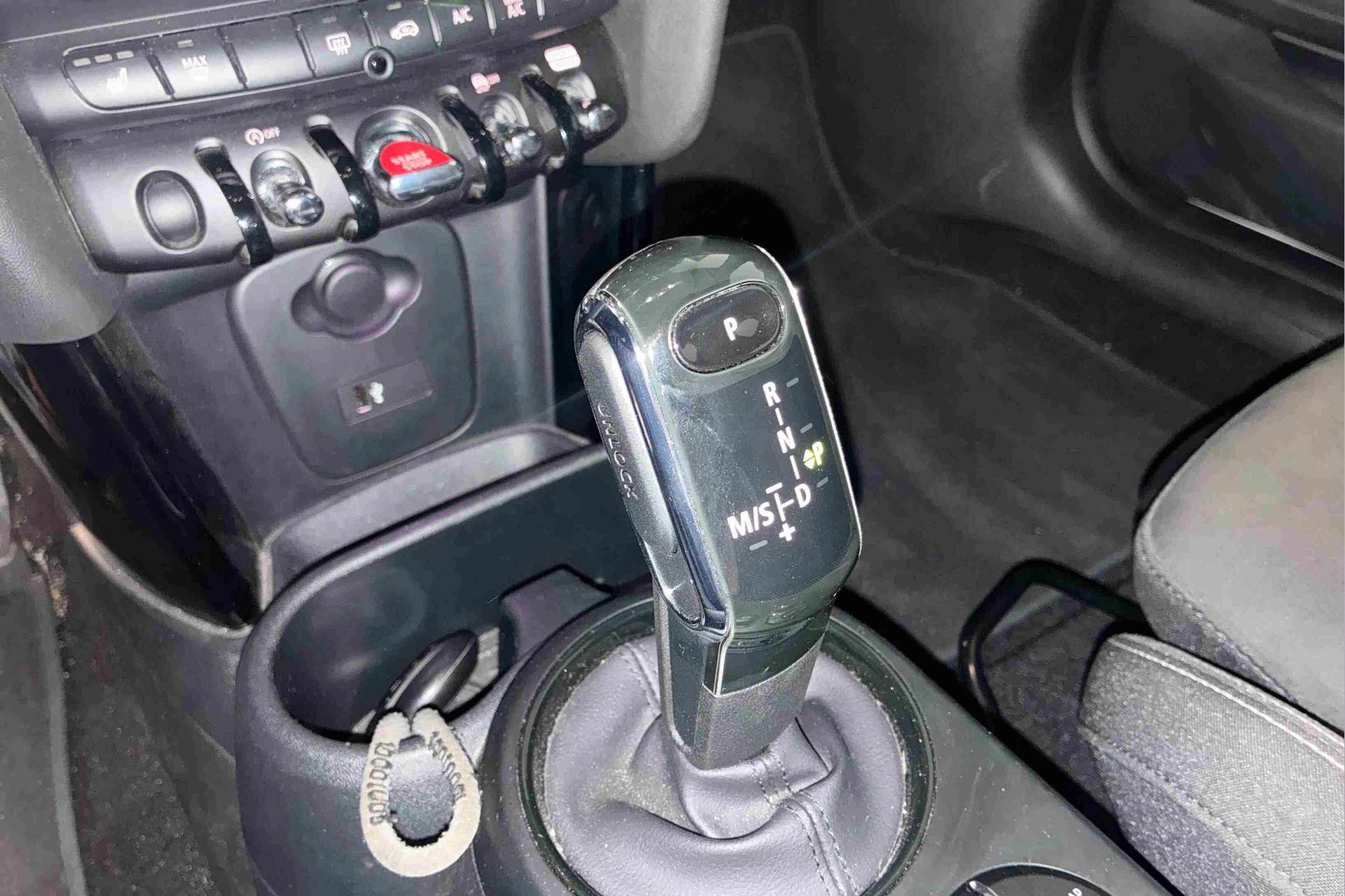 fotoG 13 del MINI MINI 3 Portas John Cooper Works 170 kW (231 CV) 231cv Gasolina de 2023 em Oeiras