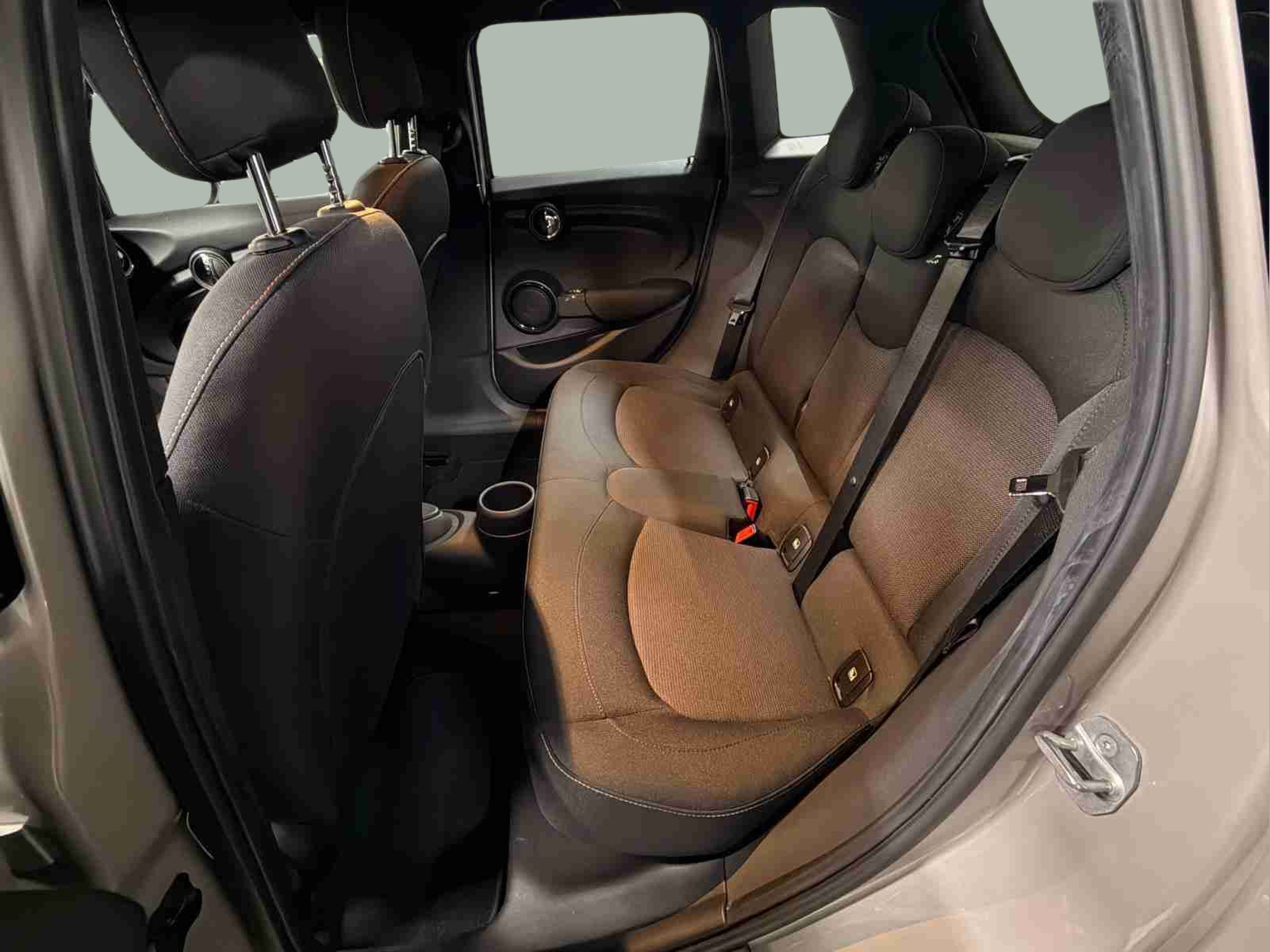 fotoG 8 del MINI MINI 5 Portas Cooper 100 kW (136 CV) 136cv Gasolina de 2021 em Oeiras