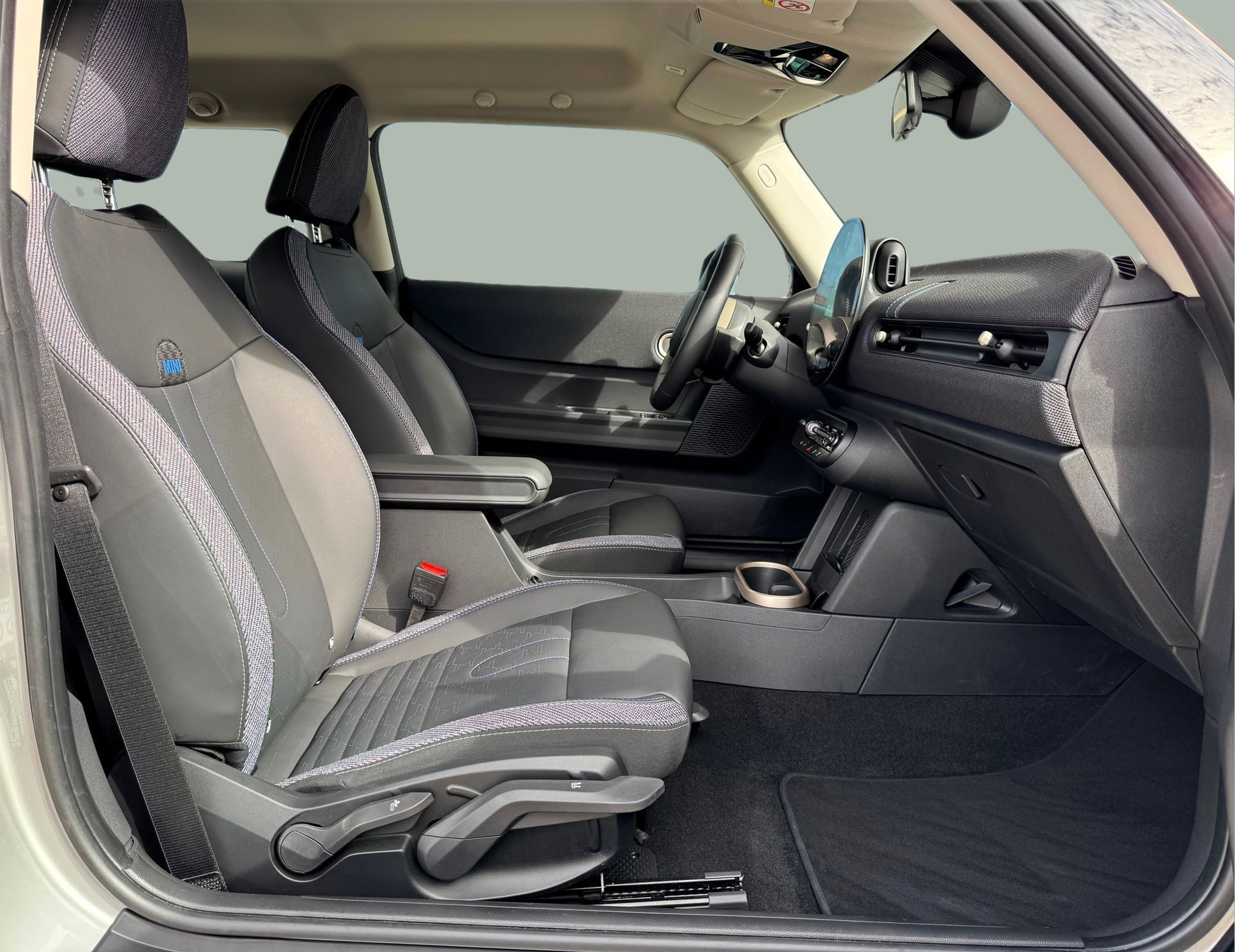 fotoG 7 del MINI MINI 3 Portas Cooper C 115 kW (156 CV) 156cv Gasolina de 2024 em Oeiras