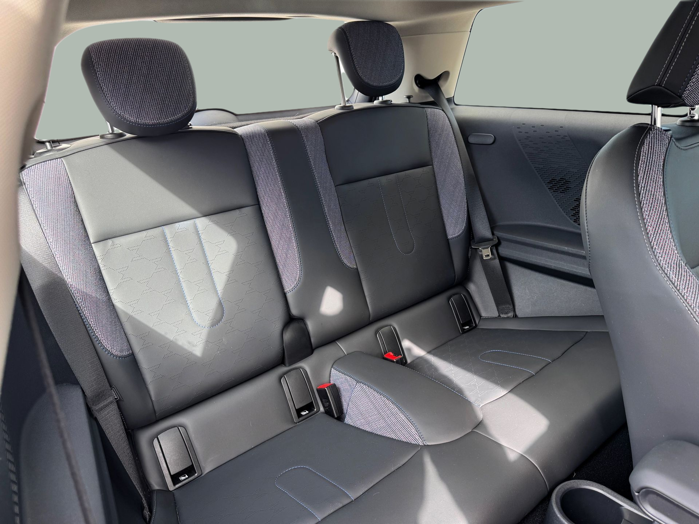 fotoG 8 del MINI MINI 3 Portas Cooper C 115 kW (156 CV) 156cv Gasolina de 2024 em Oeiras