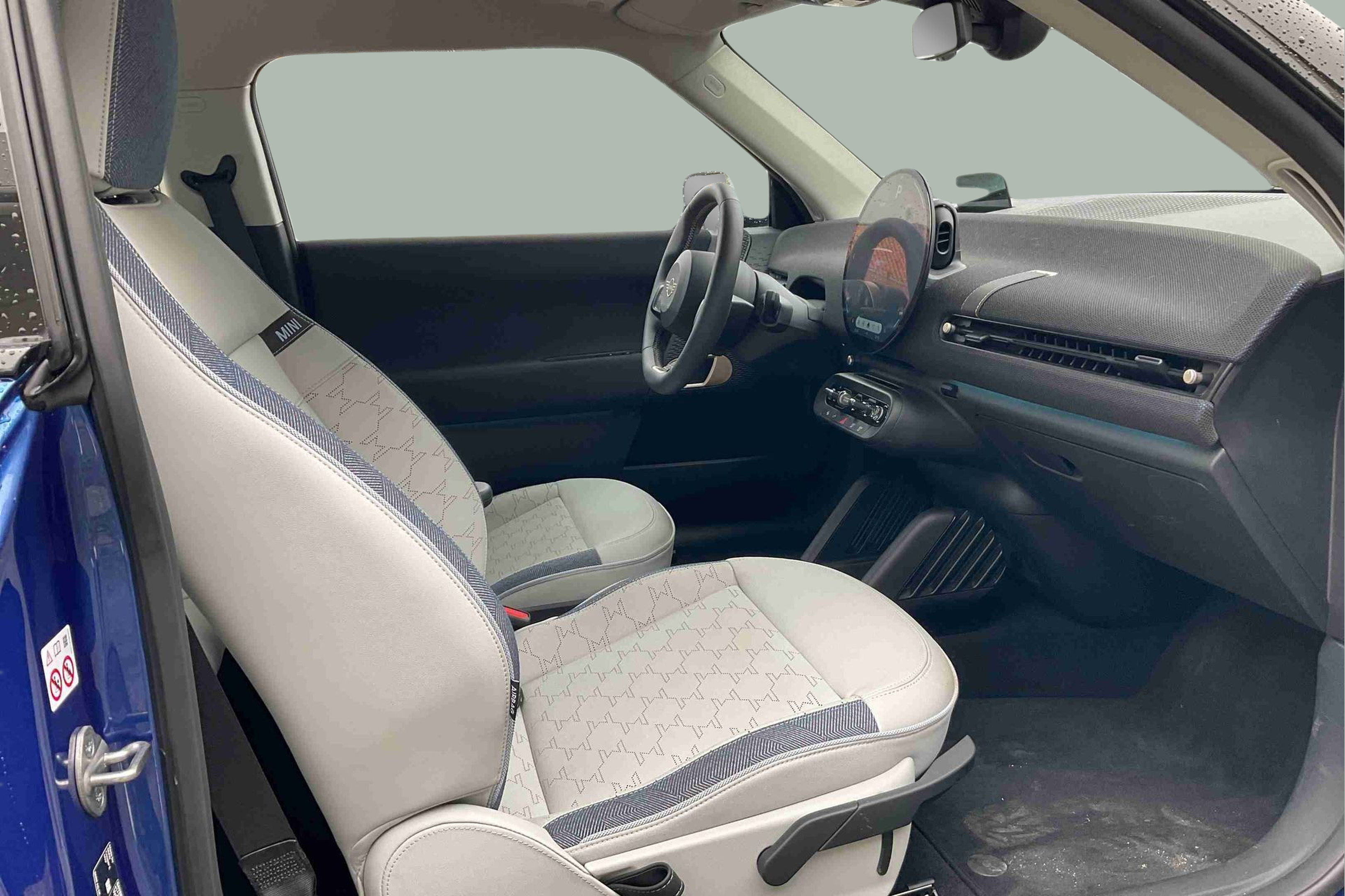 fotoG 7 del MINI MINI 3 Portas Cooper E 135 kW (184 CV) 184cv Elétrico de 2025 em Oeiras